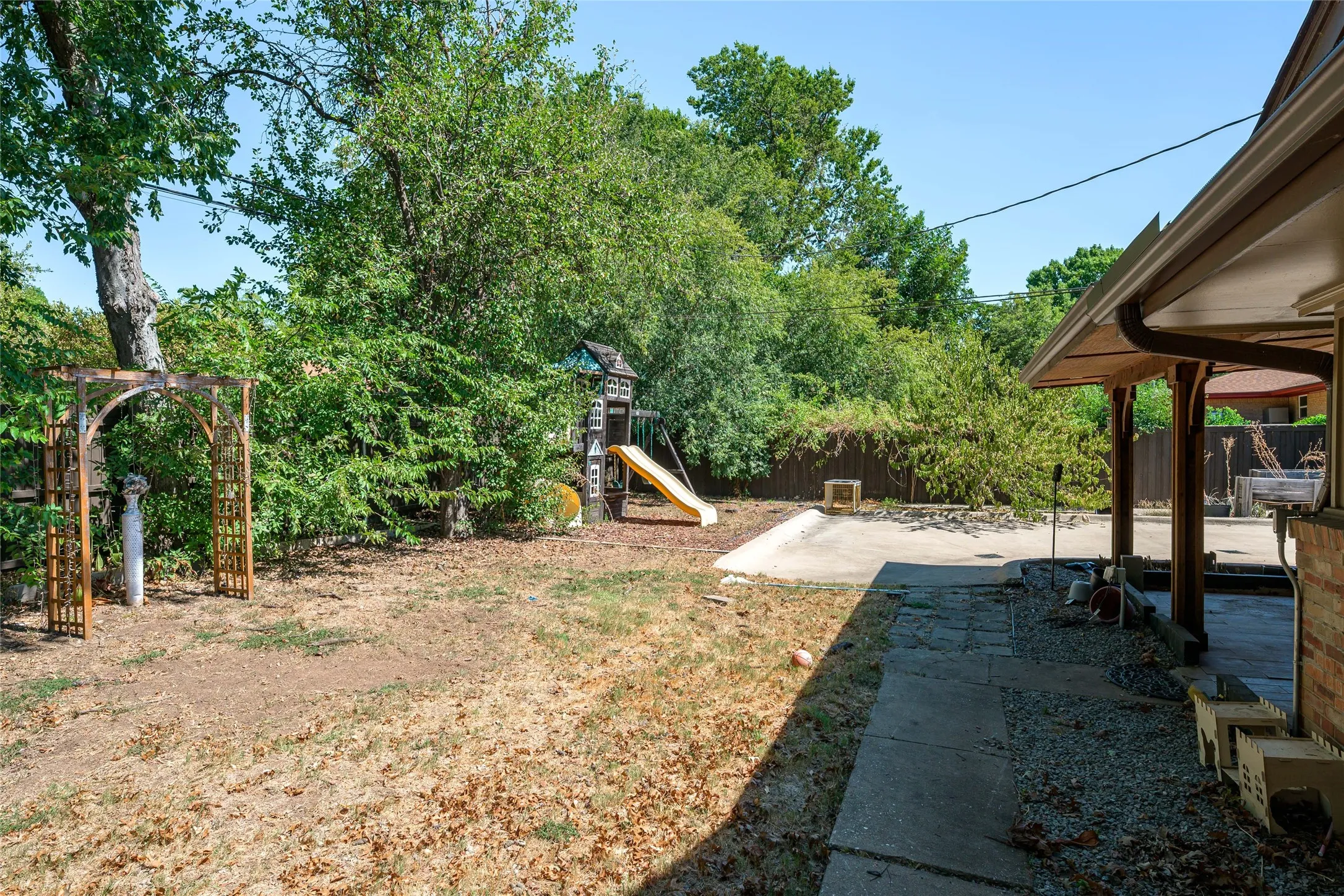 Single Family Residence For Sale in Grayson County , 1423 W Shields Drive, Sherman, Texas 75092, 5 Bedroom, 3 Bathroom, 2 Garage spaces, 2,185 Sqft, built in 1962, mls#21377015, Real Estate Agent in Sherman, Homes For Sale in Grayson county, Homes For Sale in Sherman, Realtor in Sherman Texas, Real Estate Brokerage Independent Realty Texas, Luminita Cordes Realtor