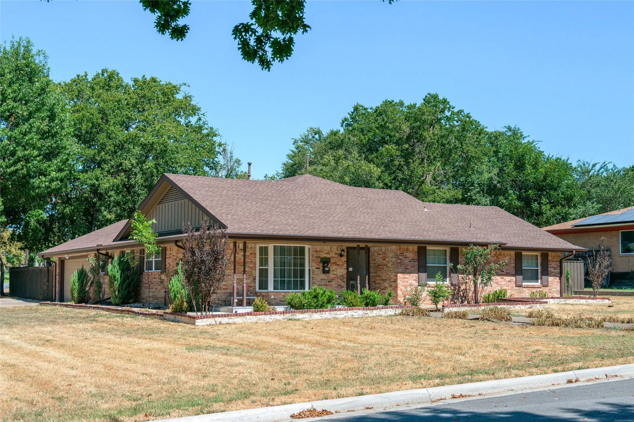 Single Family Residence For Sale in Grayson County , 1423 W Shields Drive, Sherman, Texas 75092, 5 Bedroom, 3 Bathroom, 2 Garage spaces, 2,185 Sqft, built in 1962, mls#21377015, Real Estate Agent in Sherman, Homes For Sale in Grayson county, Homes For Sale in Sherman, Realtor in Sherman Texas, Real Estate Brokerage Independent Realty Texas, Luminita Cordes Realtor