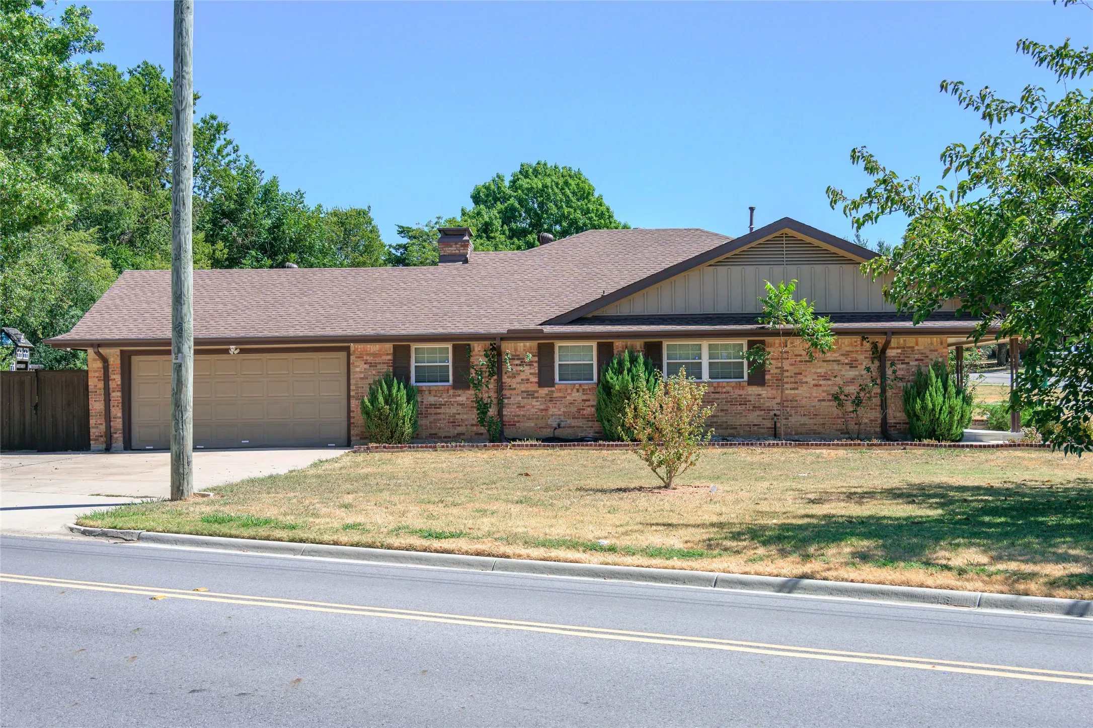 Single Family Residence For Sale in Grayson County , 1423 W Shields Drive, Sherman, Texas 75092, 5 Bedroom, 3 Bathroom, 2 Garage spaces, 2,185 Sqft, built in 1962, mls#21377015, Real Estate Agent in Sherman, Homes For Sale in Grayson county, Homes For Sale in Sherman, Realtor in Sherman Texas, Real Estate Brokerage Independent Realty Texas, Luminita Cordes Realtor