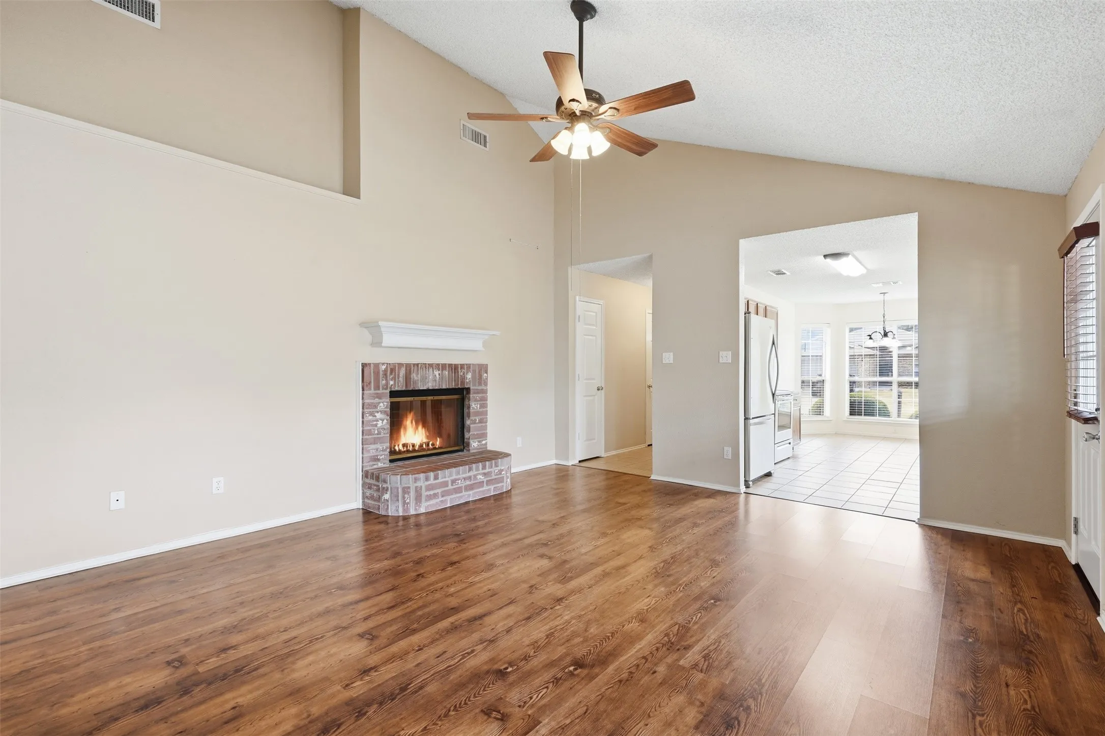 Single Family Residence For Sale in Parker County , 214 Merlin Drive, Weatherford, Texas 76086, 3 Bedroom, 2 Bathroom, 2 Garage spaces, 1,389 Sqft, built in 1997, mls#21375610, Real Estate Agent in Weatherford, Homes For Sale in Parker county, Homes For Sale in Weatherford, Realtor in Weatherford Texas, Real Estate Brokerage Independent Realty Texas, Luminita Cordes Realtor
