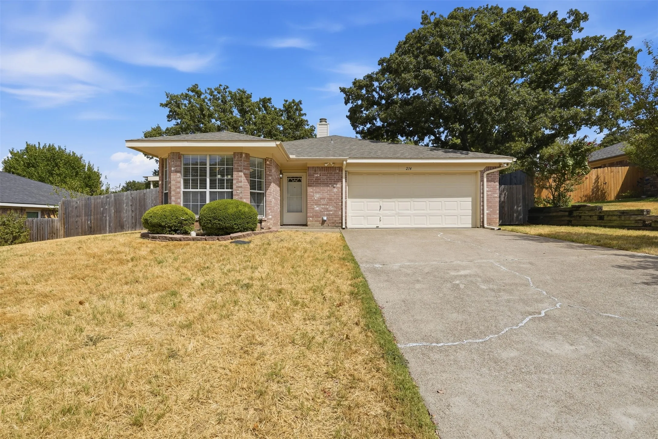 Single Family Residence For Sale in Parker County , 214 Merlin Drive, Weatherford, Texas 76086, 3 Bedroom, 2 Bathroom, 2 Garage spaces, 1,389 Sqft, built in 1997, mls#21375610, Real Estate Agent in Weatherford, Homes For Sale in Parker county, Homes For Sale in Weatherford, Realtor in Weatherford Texas, Real Estate Brokerage Independent Realty Texas, Luminita Cordes Realtor