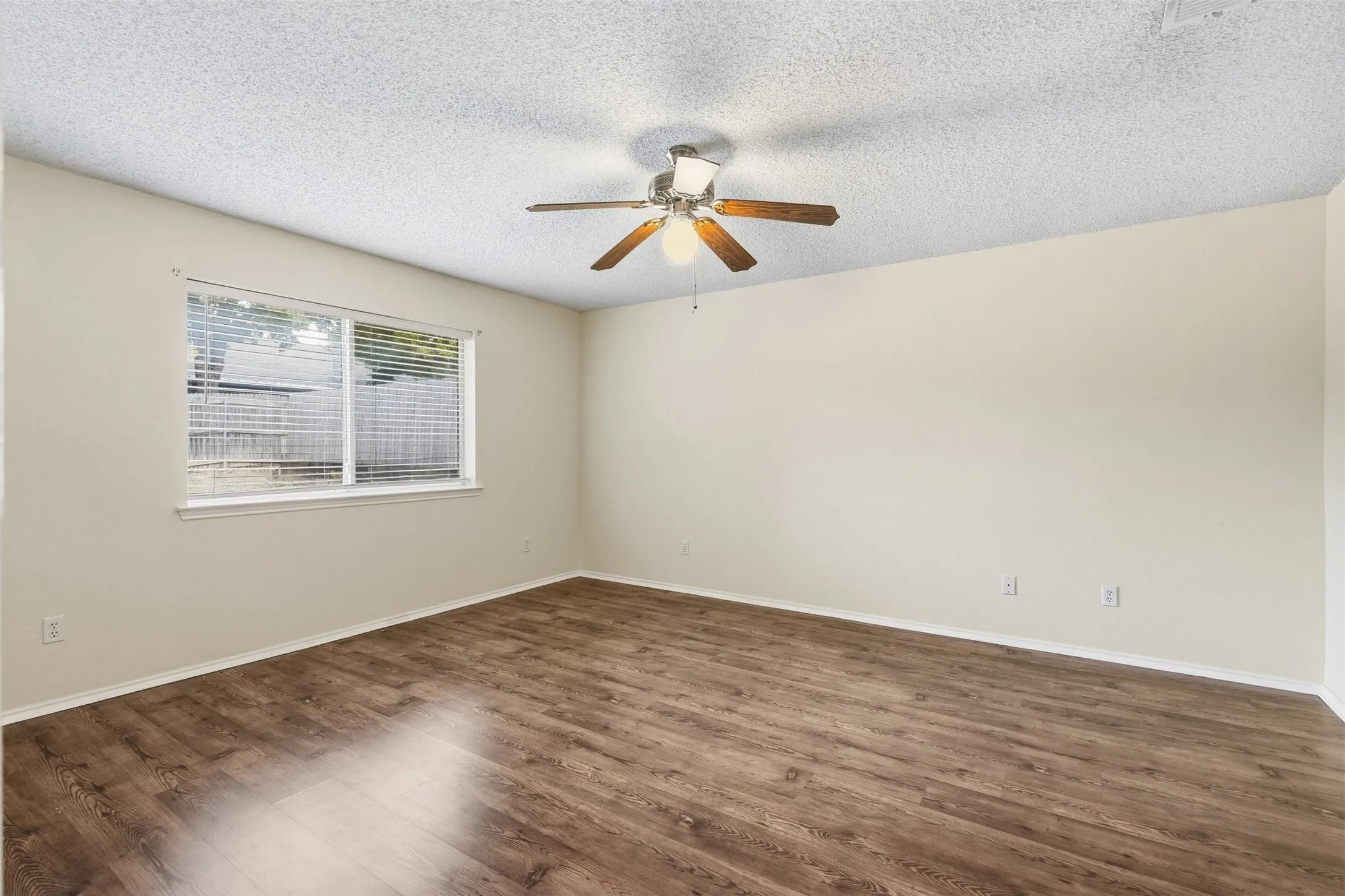 Single Family Residence For Sale in Parker County , 214 Merlin Drive, Weatherford, Texas 76086, 3 Bedroom, 2 Bathroom, 2 Garage spaces, 1,389 Sqft, built in 1997, mls#21375610, Real Estate Agent in Weatherford, Homes For Sale in Parker county, Homes For Sale in Weatherford, Realtor in Weatherford Texas, Real Estate Brokerage Independent Realty Texas, Luminita Cordes Realtor