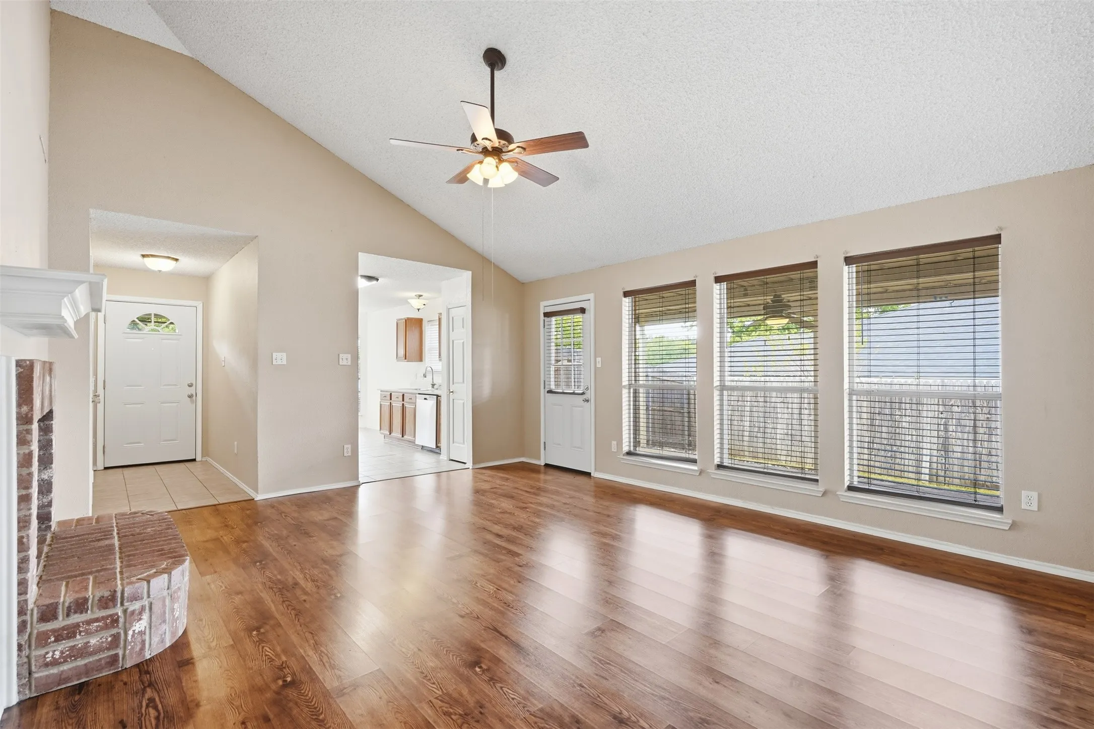 Single Family Residence For Sale in Parker County , 214 Merlin Drive, Weatherford, Texas 76086, 3 Bedroom, 2 Bathroom, 2 Garage spaces, 1,389 Sqft, built in 1997, mls#21375610, Real Estate Agent in Weatherford, Homes For Sale in Parker county, Homes For Sale in Weatherford, Realtor in Weatherford Texas, Real Estate Brokerage Independent Realty Texas, Luminita Cordes Realtor