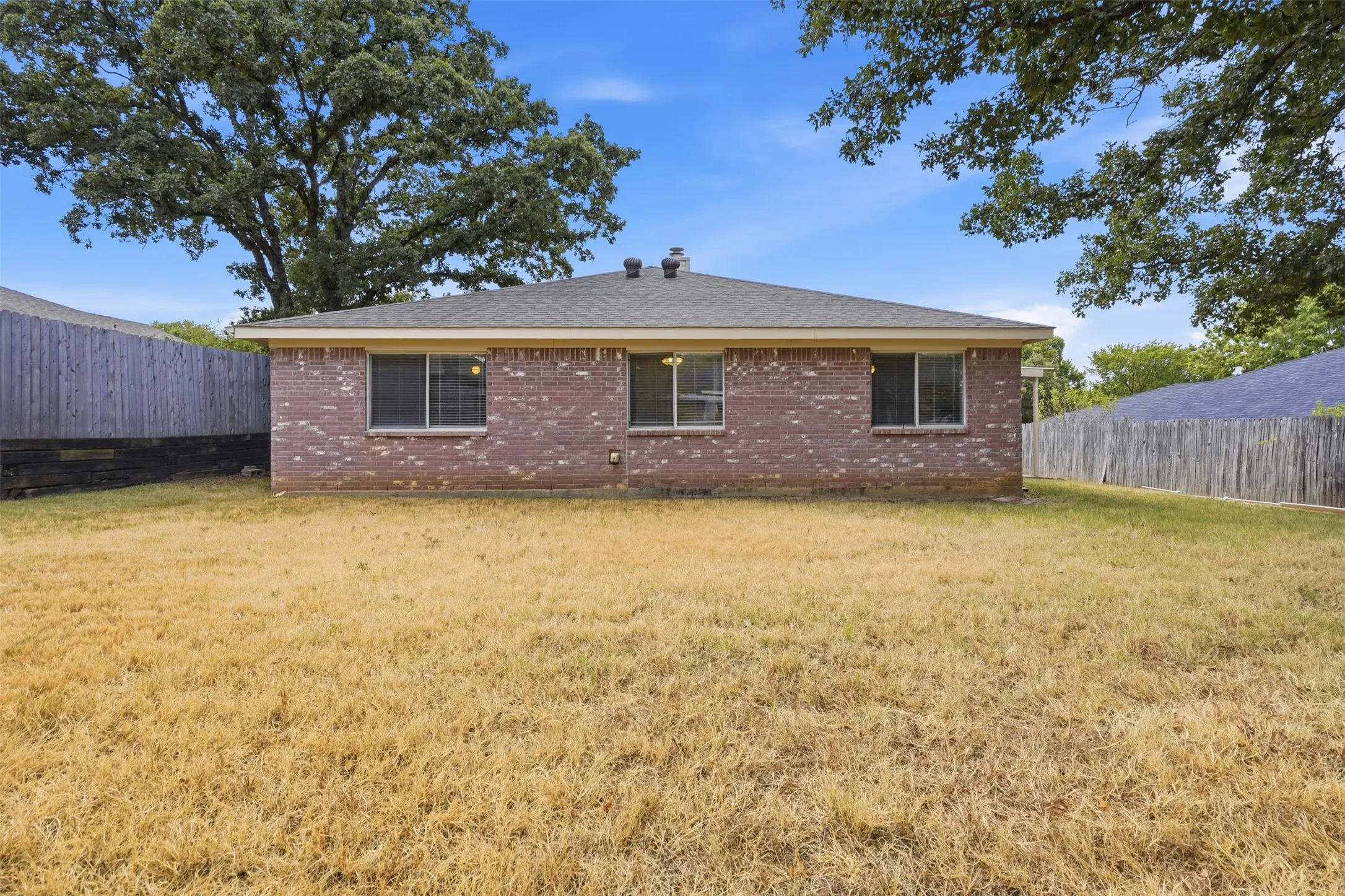 Single Family Residence For Sale in Parker County , 214 Merlin Drive, Weatherford, Texas 76086, 3 Bedroom, 2 Bathroom, 2 Garage spaces, 1,389 Sqft, built in 1997, mls#21375610, Real Estate Agent in Weatherford, Homes For Sale in Parker county, Homes For Sale in Weatherford, Realtor in Weatherford Texas, Real Estate Brokerage Independent Realty Texas, Luminita Cordes Realtor