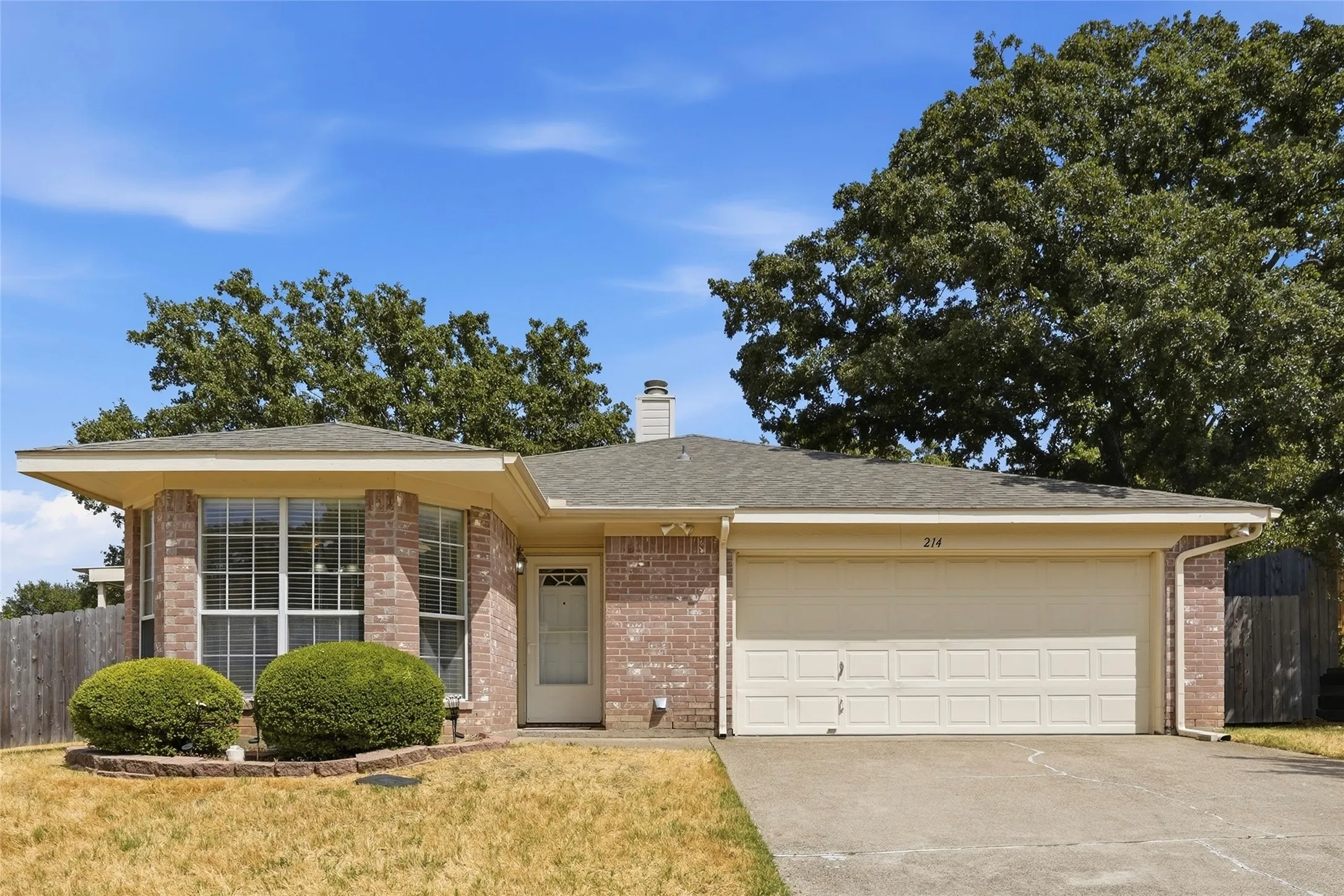 Single Family Residence For Sale in Parker County , 214 Merlin Drive, Weatherford, Texas 76086, 3 Bedroom, 2 Bathroom, 2 Garage spaces, 1,389 Sqft, built in 1997, mls#21375610, Real Estate Agent in Weatherford, Homes For Sale in Parker county, Homes For Sale in Weatherford, Realtor in Weatherford Texas, Real Estate Brokerage Independent Realty Texas, Luminita Cordes Realtor