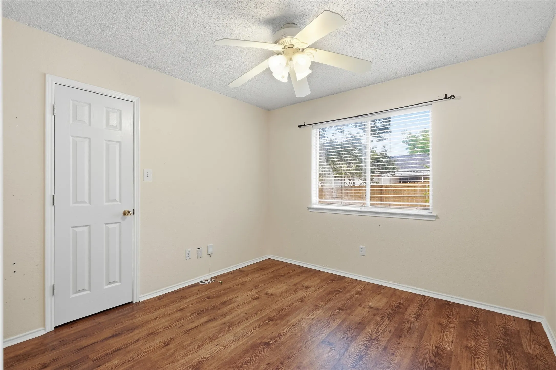 Single Family Residence For Sale in Parker County , 214 Merlin Drive, Weatherford, Texas 76086, 3 Bedroom, 2 Bathroom, 2 Garage spaces, 1,389 Sqft, built in 1997, mls#21375610, Real Estate Agent in Weatherford, Homes For Sale in Parker county, Homes For Sale in Weatherford, Realtor in Weatherford Texas, Real Estate Brokerage Independent Realty Texas, Luminita Cordes Realtor