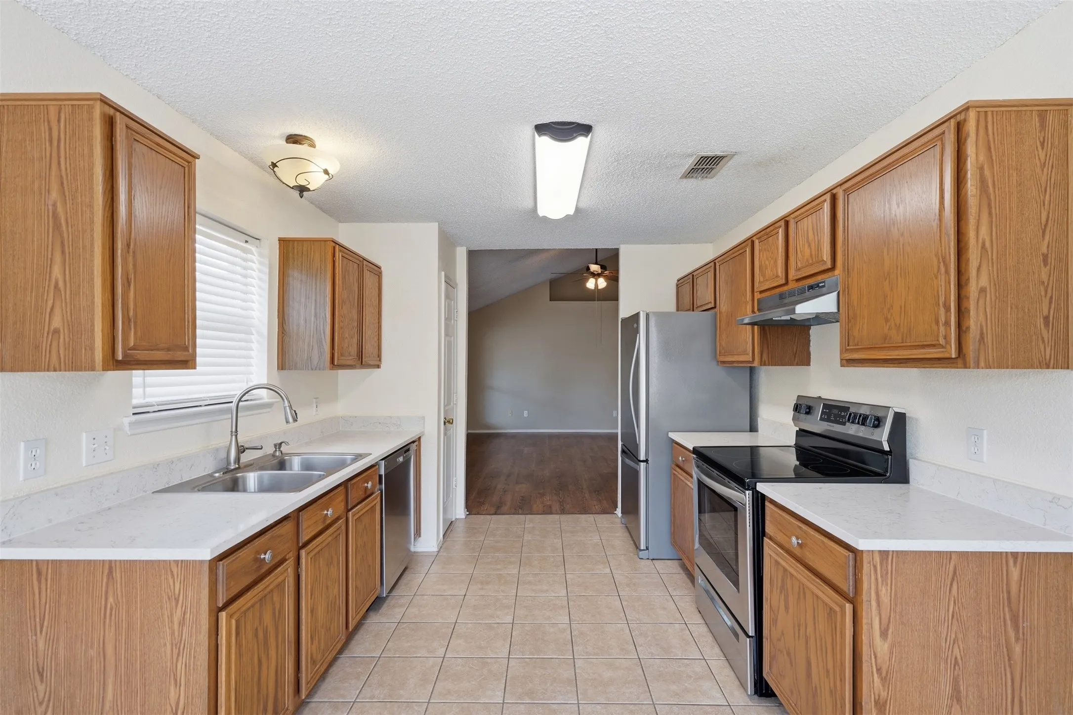 Single Family Residence For Sale in Parker County , 214 Merlin Drive, Weatherford, Texas 76086, 3 Bedroom, 2 Bathroom, 2 Garage spaces, 1,389 Sqft, built in 1997, mls#21375610, Real Estate Agent in Weatherford, Homes For Sale in Parker county, Homes For Sale in Weatherford, Realtor in Weatherford Texas, Real Estate Brokerage Independent Realty Texas, Luminita Cordes Realtor