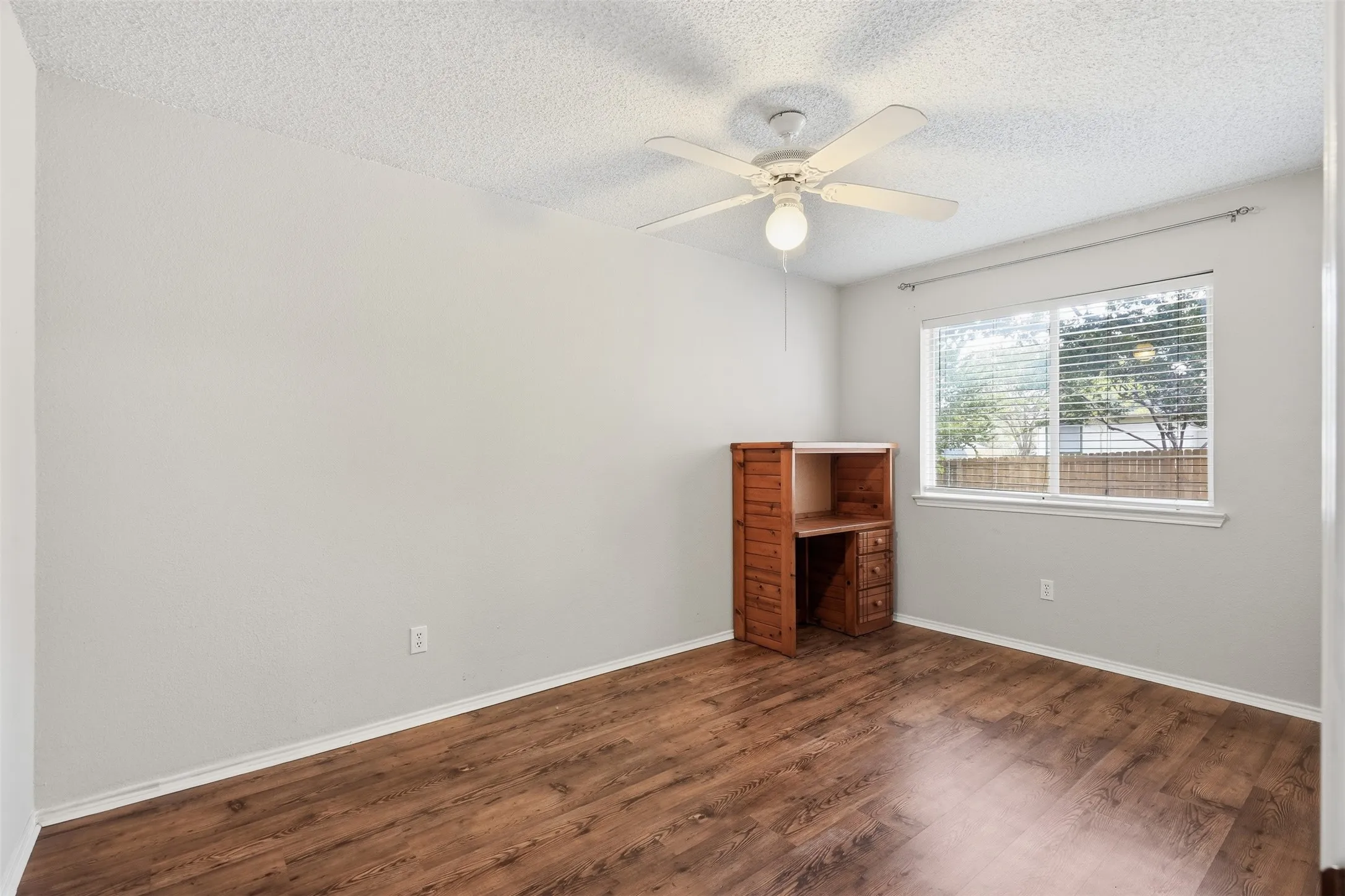 Single Family Residence For Sale in Parker County , 214 Merlin Drive, Weatherford, Texas 76086, 3 Bedroom, 2 Bathroom, 2 Garage spaces, 1,389 Sqft, built in 1997, mls#21375610, Real Estate Agent in Weatherford, Homes For Sale in Parker county, Homes For Sale in Weatherford, Realtor in Weatherford Texas, Real Estate Brokerage Independent Realty Texas, Luminita Cordes Realtor