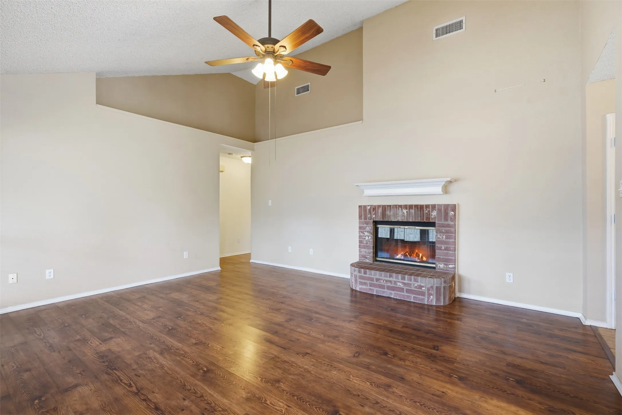 Single Family Residence For Sale in Parker County , 214 Merlin Drive, Weatherford, Texas 76086, 3 Bedroom, 2 Bathroom, 2 Garage spaces, 1,389 Sqft, built in 1997, mls#21375610, Real Estate Agent in Weatherford, Homes For Sale in Parker county, Homes For Sale in Weatherford, Realtor in Weatherford Texas, Real Estate Brokerage Independent Realty Texas, Luminita Cordes Realtor