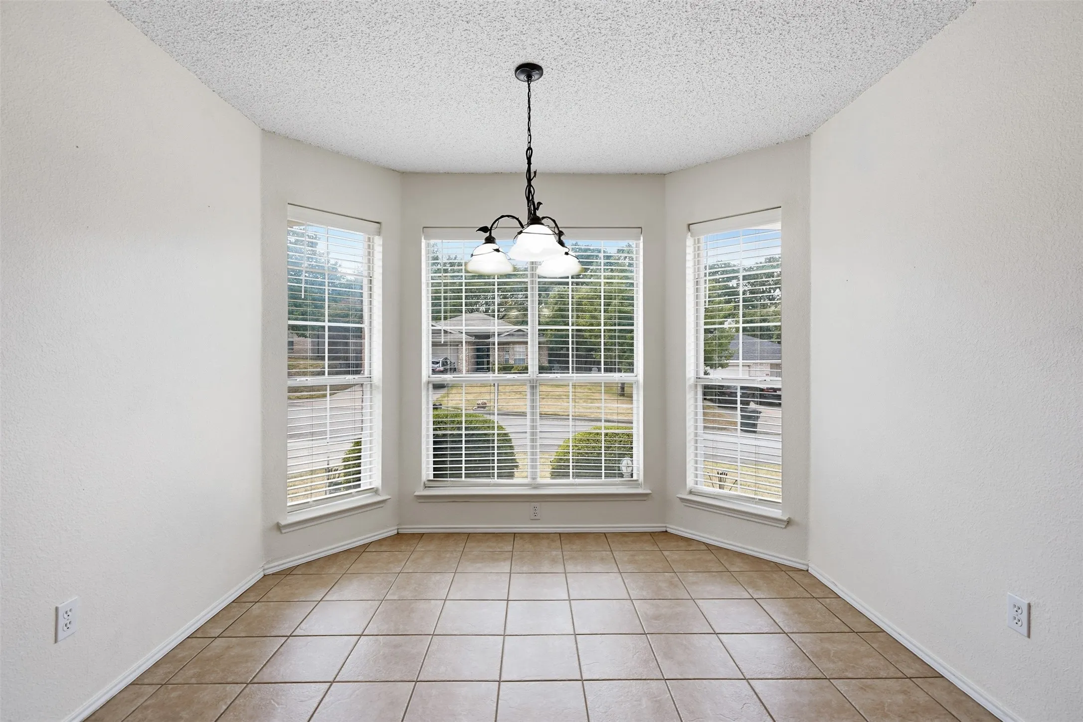 Single Family Residence For Sale in Parker County , 214 Merlin Drive, Weatherford, Texas 76086, 3 Bedroom, 2 Bathroom, 2 Garage spaces, 1,389 Sqft, built in 1997, mls#21375610, Real Estate Agent in Weatherford, Homes For Sale in Parker county, Homes For Sale in Weatherford, Realtor in Weatherford Texas, Real Estate Brokerage Independent Realty Texas, Luminita Cordes Realtor