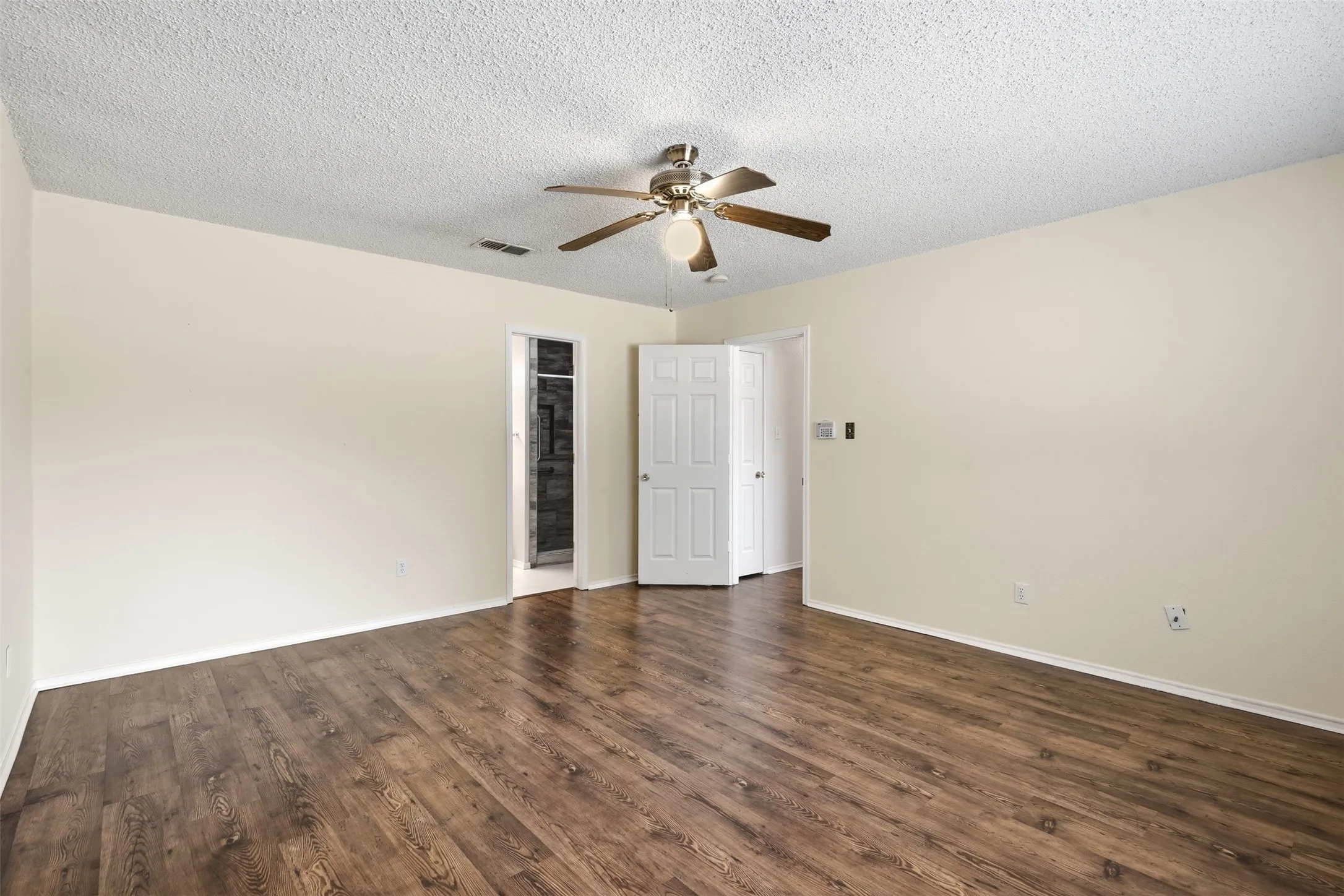 Single Family Residence For Sale in Parker County , 214 Merlin Drive, Weatherford, Texas 76086, 3 Bedroom, 2 Bathroom, 2 Garage spaces, 1,389 Sqft, built in 1997, mls#21375610, Real Estate Agent in Weatherford, Homes For Sale in Parker county, Homes For Sale in Weatherford, Realtor in Weatherford Texas, Real Estate Brokerage Independent Realty Texas, Luminita Cordes Realtor
