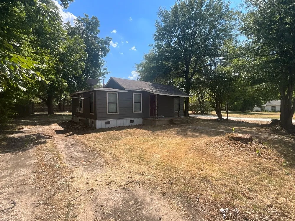 Single Family Residence For Rent in Van Zandt County , 109 S Front Street, Edgewood, Texas 75117, 2 Bedroom, 1 Bathroom, Garage spaces, 768 Sqft, built in 1953, mls#21375377, Real Estate Agent in Edgewood, Homes For Rent in Van Zandt county, Homes For Rent in Edgewood, Realtor in Edgewood Texas, Real Estate Brokerage Independent Realty Texas, Luminita Cordes Realtor