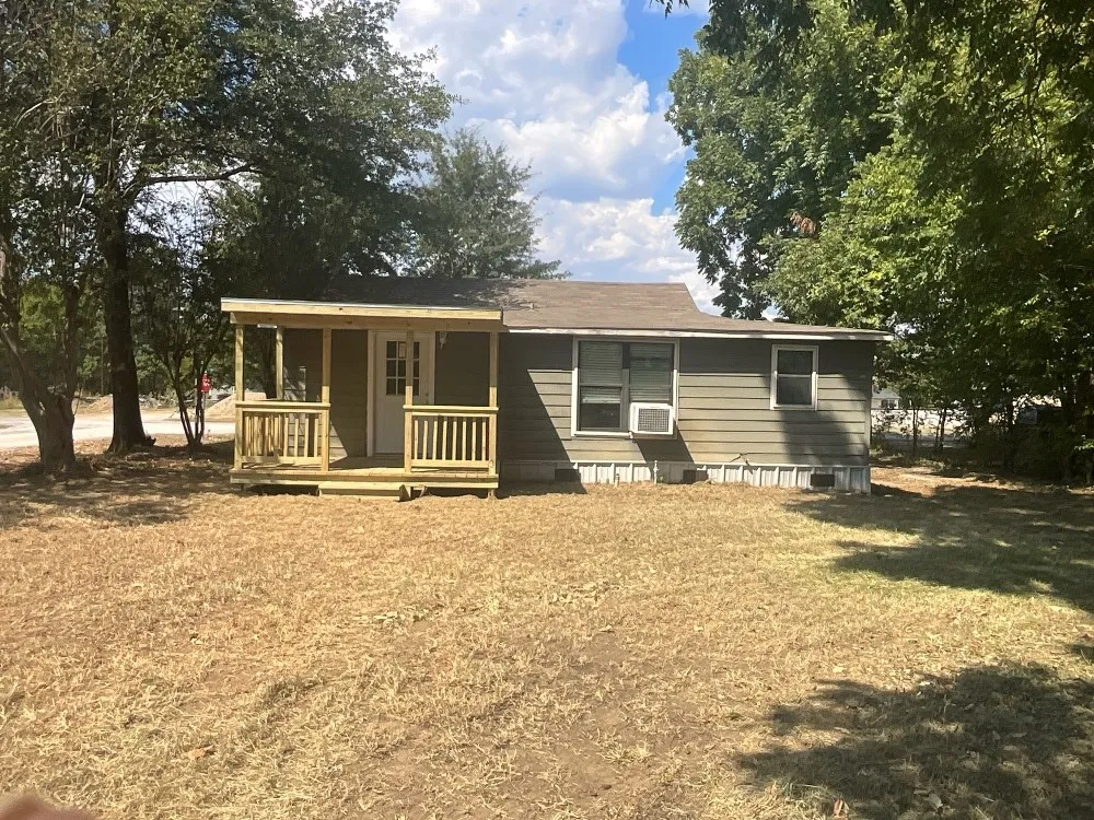Single Family Residence For Rent in Van Zandt County , 109 S Front Street, Edgewood, Texas 75117, 2 Bedroom, 1 Bathroom, Garage spaces, 768 Sqft, built in 1953, mls#21375377, Real Estate Agent in Edgewood, Homes For Rent in Van Zandt county, Homes For Rent in Edgewood, Realtor in Edgewood Texas, Real Estate Brokerage Independent Realty Texas, Luminita Cordes Realtor