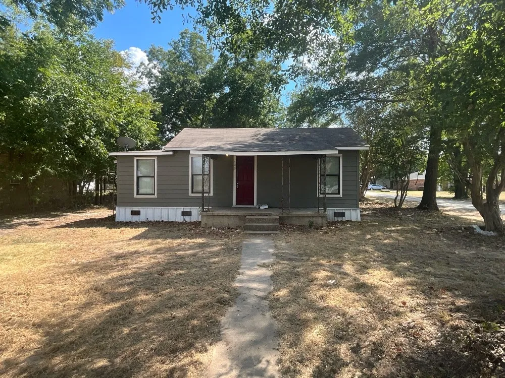 Single Family Residence For Rent in Van Zandt County , 109 S Front Street, Edgewood, Texas 75117, 2 Bedroom, 1 Bathroom, Garage spaces, 768 Sqft, built in 1953, mls#21375377, Real Estate Agent in Edgewood, Homes For Rent in Van Zandt county, Homes For Rent in Edgewood, Realtor in Edgewood Texas, Real Estate Brokerage Independent Realty Texas, Luminita Cordes Realtor