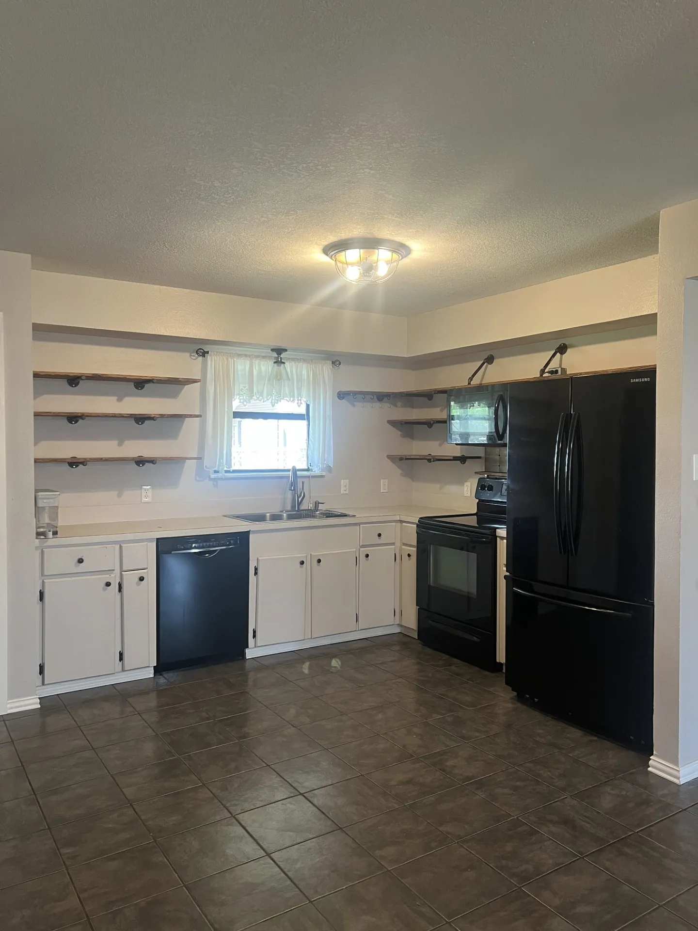 Single Family Residence For Rent in Van Zandt County , 2036 Lisa Circle, Canton, Texas 75103, 3 Bedroom, 1 Bathroom, Garage spaces, 2,016 Sqft, built in 1988, mls#21370111, Real Estate Agent in Canton, Homes For Rent in Van Zandt county, Homes For Rent in Canton, Realtor in Canton Texas, Real Estate Brokerage Independent Realty Texas, Luminita Cordes Realtor