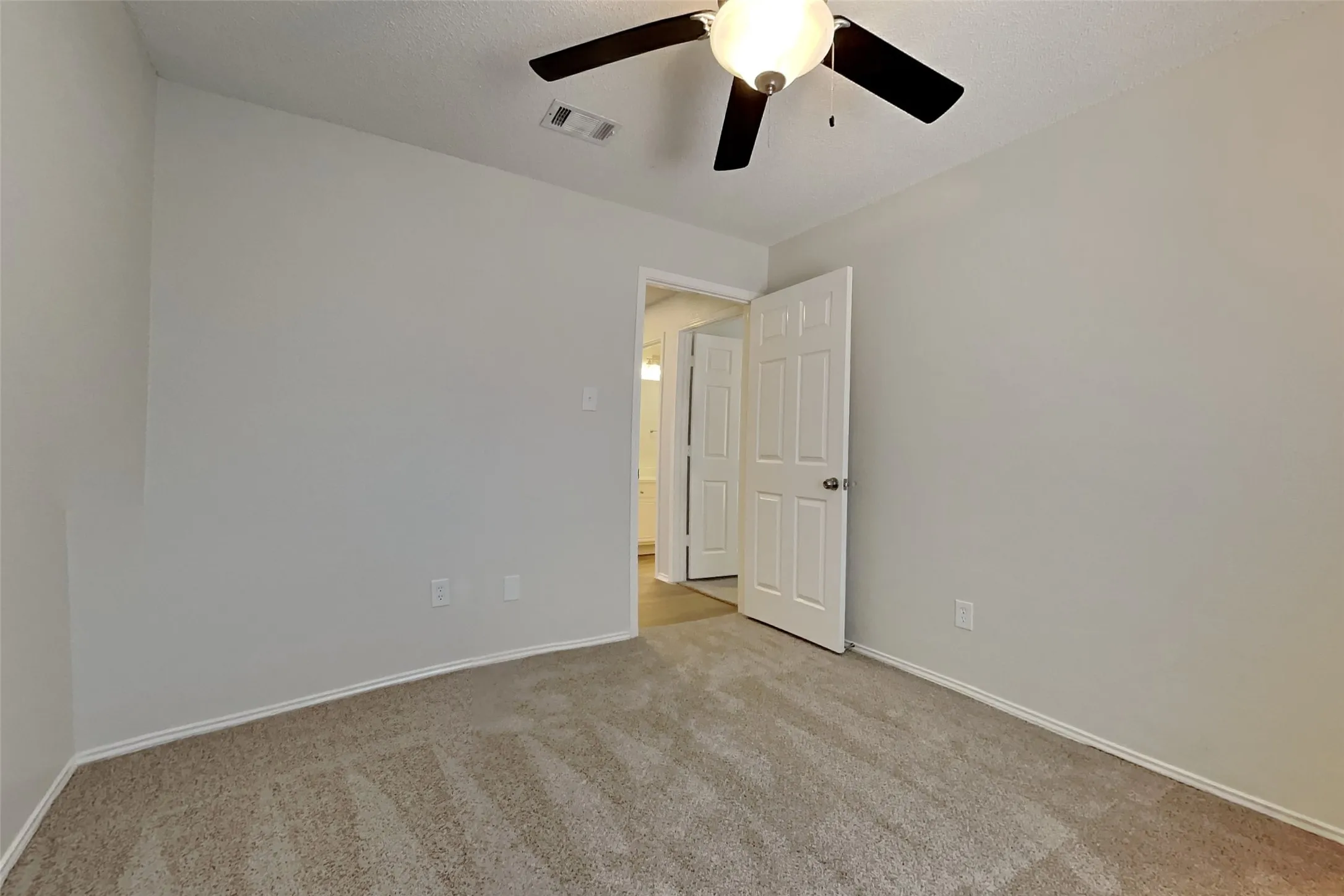Single Family Residence For Rent in Tarrant County , 2822 White Oak Drive, Grand Prairie, Texas 75052, 3 Bedroom, 2 Bathroom, 2 Garage spaces, 1,545 Sqft, built in 1987, mls#21376998, Real Estate Agent in Grand Prairie, Homes For Rent in Tarrant county, Homes For Rent in Grand Prairie, Realtor in Grand Prairie Texas, Real Estate Brokerage Independent Realty Texas, Luminita Cordes Realtor
