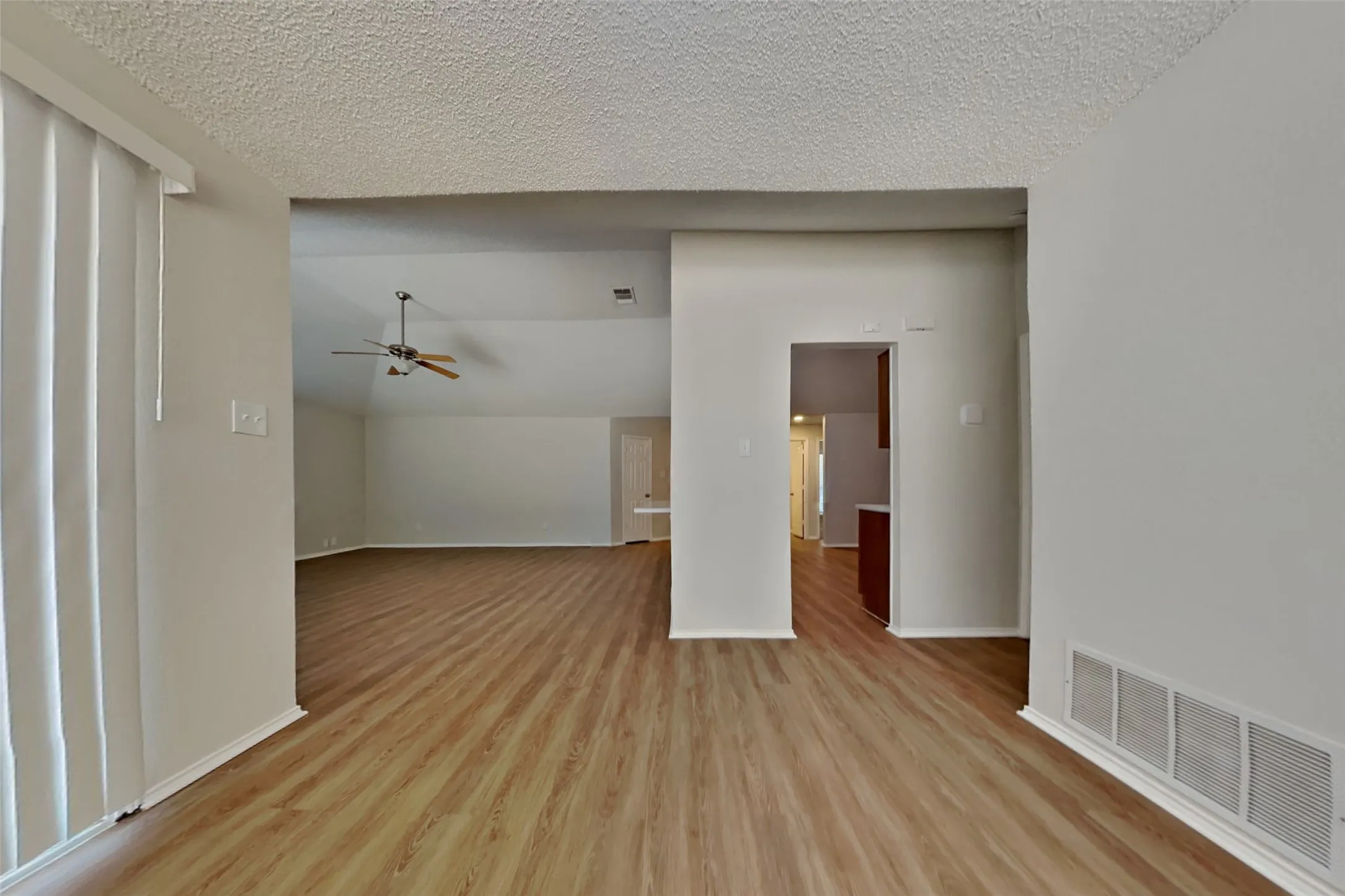 Single Family Residence For Rent in Tarrant County , 2822 White Oak Drive, Grand Prairie, Texas 75052, 3 Bedroom, 2 Bathroom, 2 Garage spaces, 1,545 Sqft, built in 1987, mls#21376998, Real Estate Agent in Grand Prairie, Homes For Rent in Tarrant county, Homes For Rent in Grand Prairie, Realtor in Grand Prairie Texas, Real Estate Brokerage Independent Realty Texas, Luminita Cordes Realtor