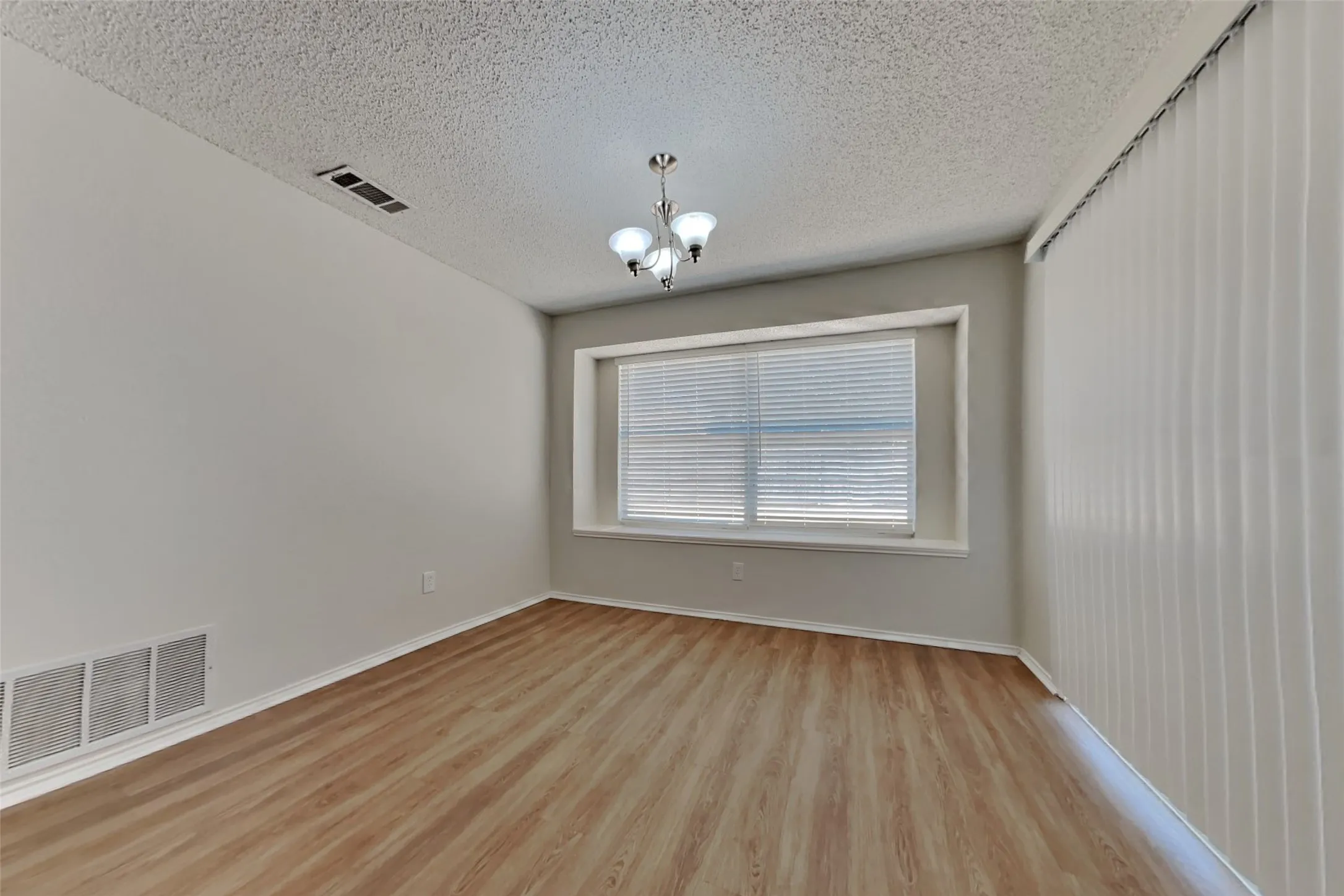Single Family Residence For Rent in Tarrant County , 2822 White Oak Drive, Grand Prairie, Texas 75052, 3 Bedroom, 2 Bathroom, 2 Garage spaces, 1,545 Sqft, built in 1987, mls#21376998, Real Estate Agent in Grand Prairie, Homes For Rent in Tarrant county, Homes For Rent in Grand Prairie, Realtor in Grand Prairie Texas, Real Estate Brokerage Independent Realty Texas, Luminita Cordes Realtor