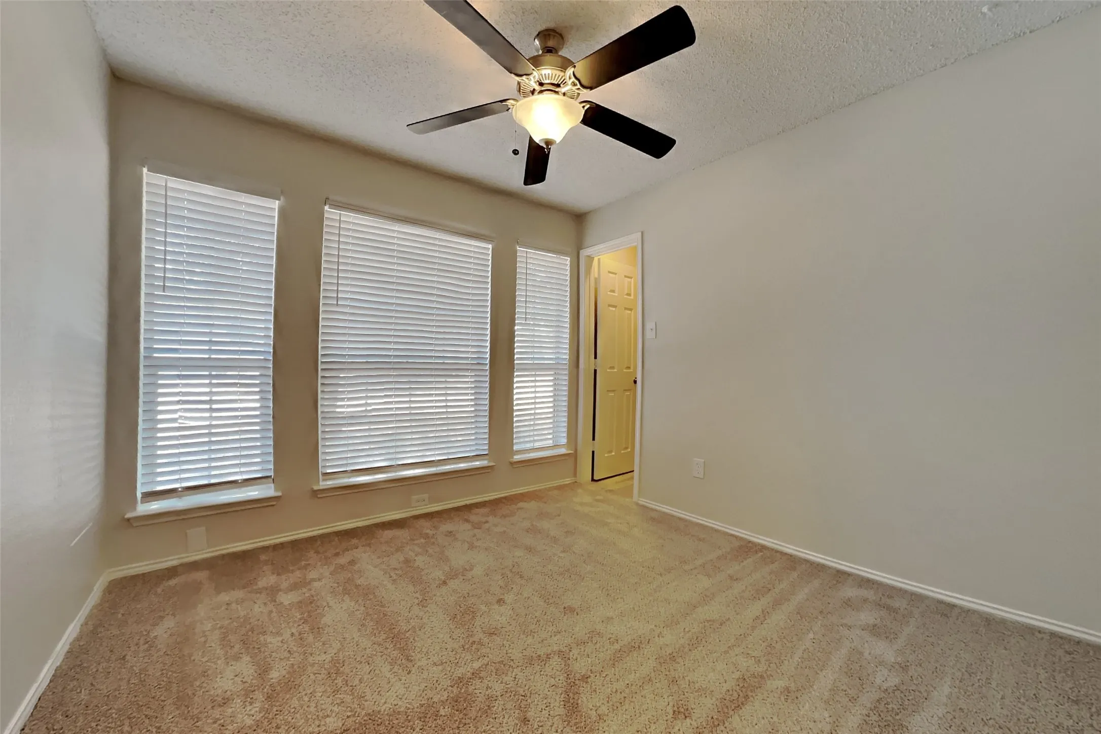 Single Family Residence For Rent in Tarrant County , 2822 White Oak Drive, Grand Prairie, Texas 75052, 3 Bedroom, 2 Bathroom, 2 Garage spaces, 1,545 Sqft, built in 1987, mls#21376998, Real Estate Agent in Grand Prairie, Homes For Rent in Tarrant county, Homes For Rent in Grand Prairie, Realtor in Grand Prairie Texas, Real Estate Brokerage Independent Realty Texas, Luminita Cordes Realtor