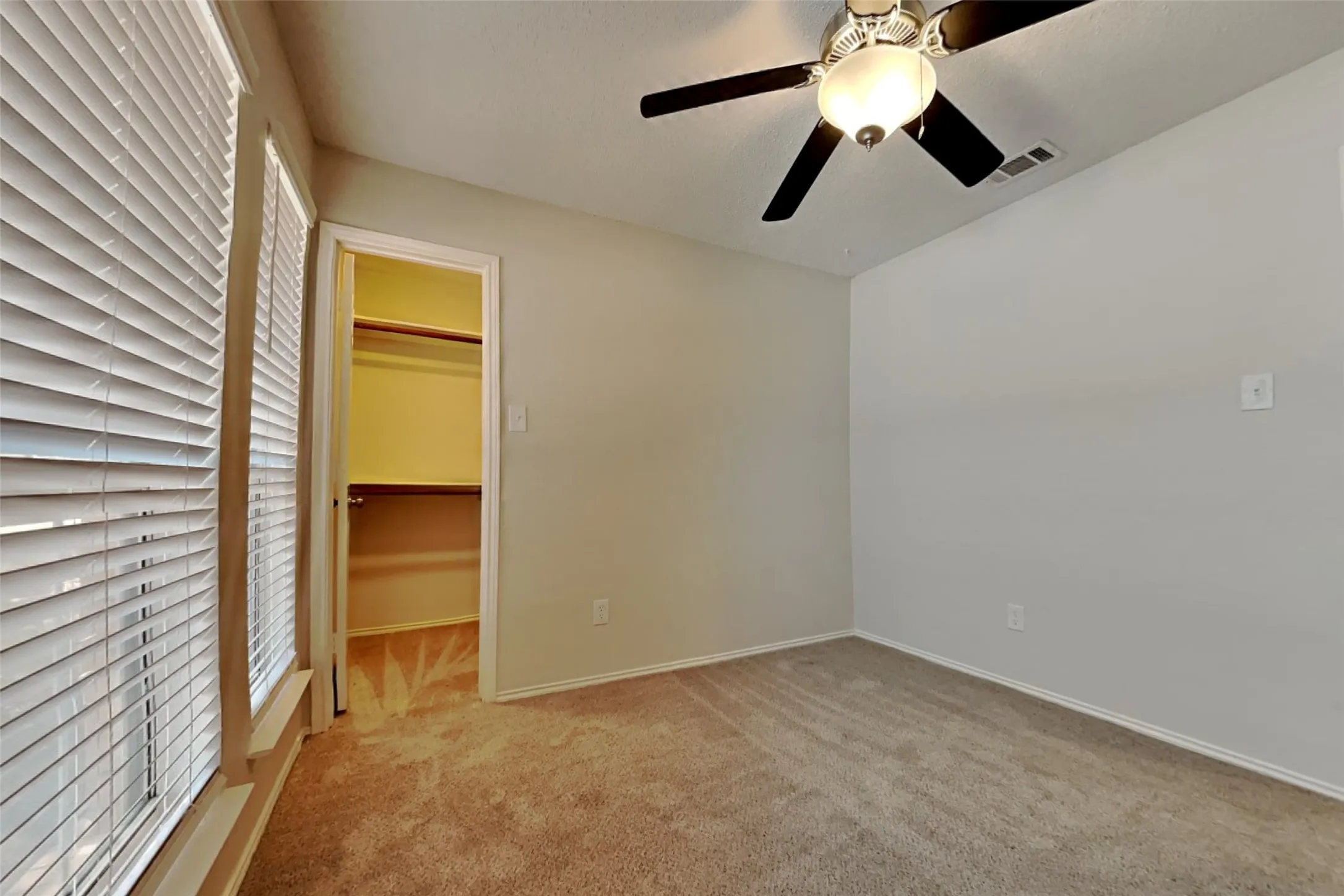 Single Family Residence For Rent in Tarrant County , 2822 White Oak Drive, Grand Prairie, Texas 75052, 3 Bedroom, 2 Bathroom, 2 Garage spaces, 1,545 Sqft, built in 1987, mls#21376998, Real Estate Agent in Grand Prairie, Homes For Rent in Tarrant county, Homes For Rent in Grand Prairie, Realtor in Grand Prairie Texas, Real Estate Brokerage Independent Realty Texas, Luminita Cordes Realtor
