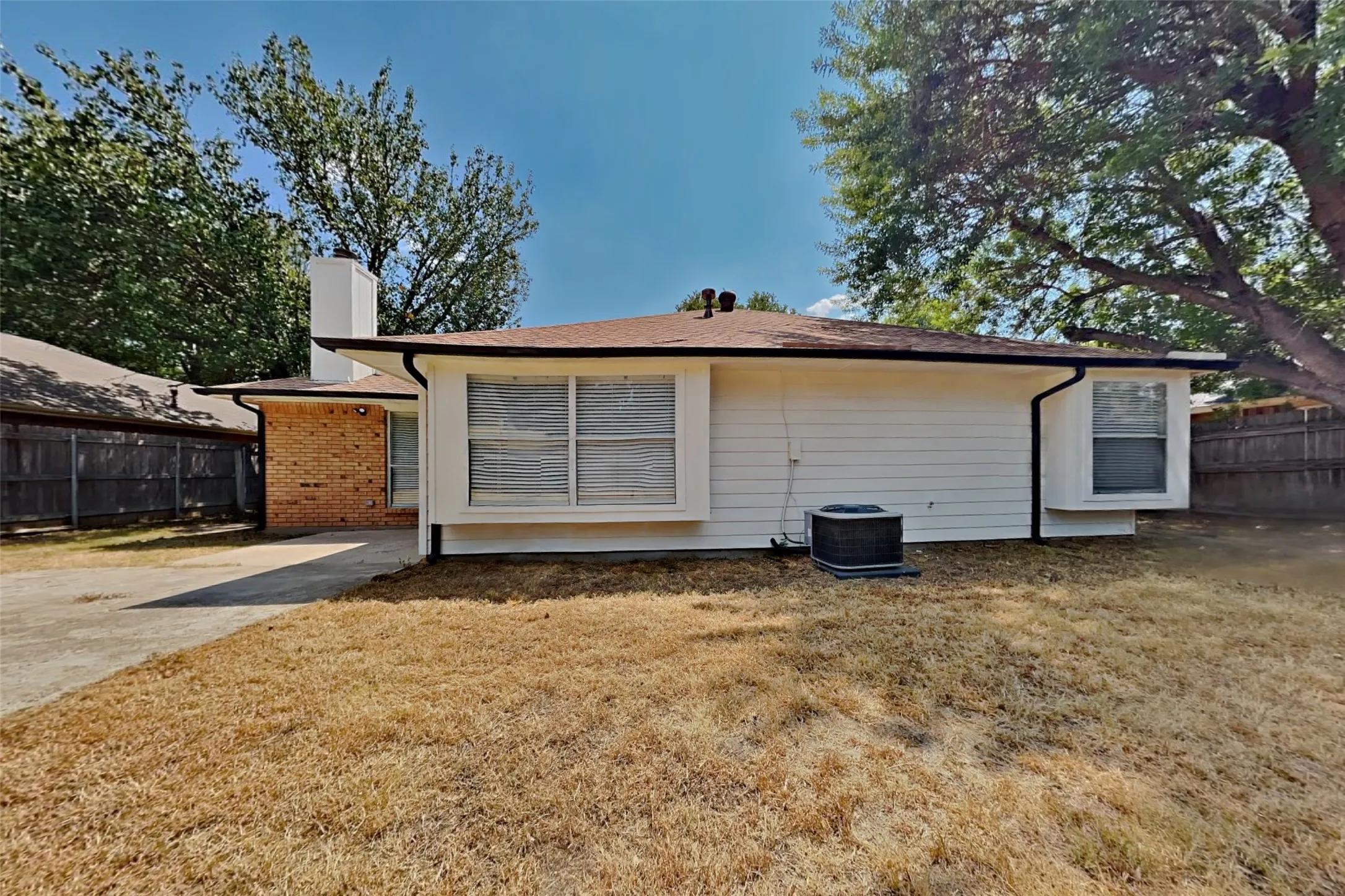 Single Family Residence For Rent in Tarrant County , 2822 White Oak Drive, Grand Prairie, Texas 75052, 3 Bedroom, 2 Bathroom, 2 Garage spaces, 1,545 Sqft, built in 1987, mls#21376998, Real Estate Agent in Grand Prairie, Homes For Rent in Tarrant county, Homes For Rent in Grand Prairie, Realtor in Grand Prairie Texas, Real Estate Brokerage Independent Realty Texas, Luminita Cordes Realtor