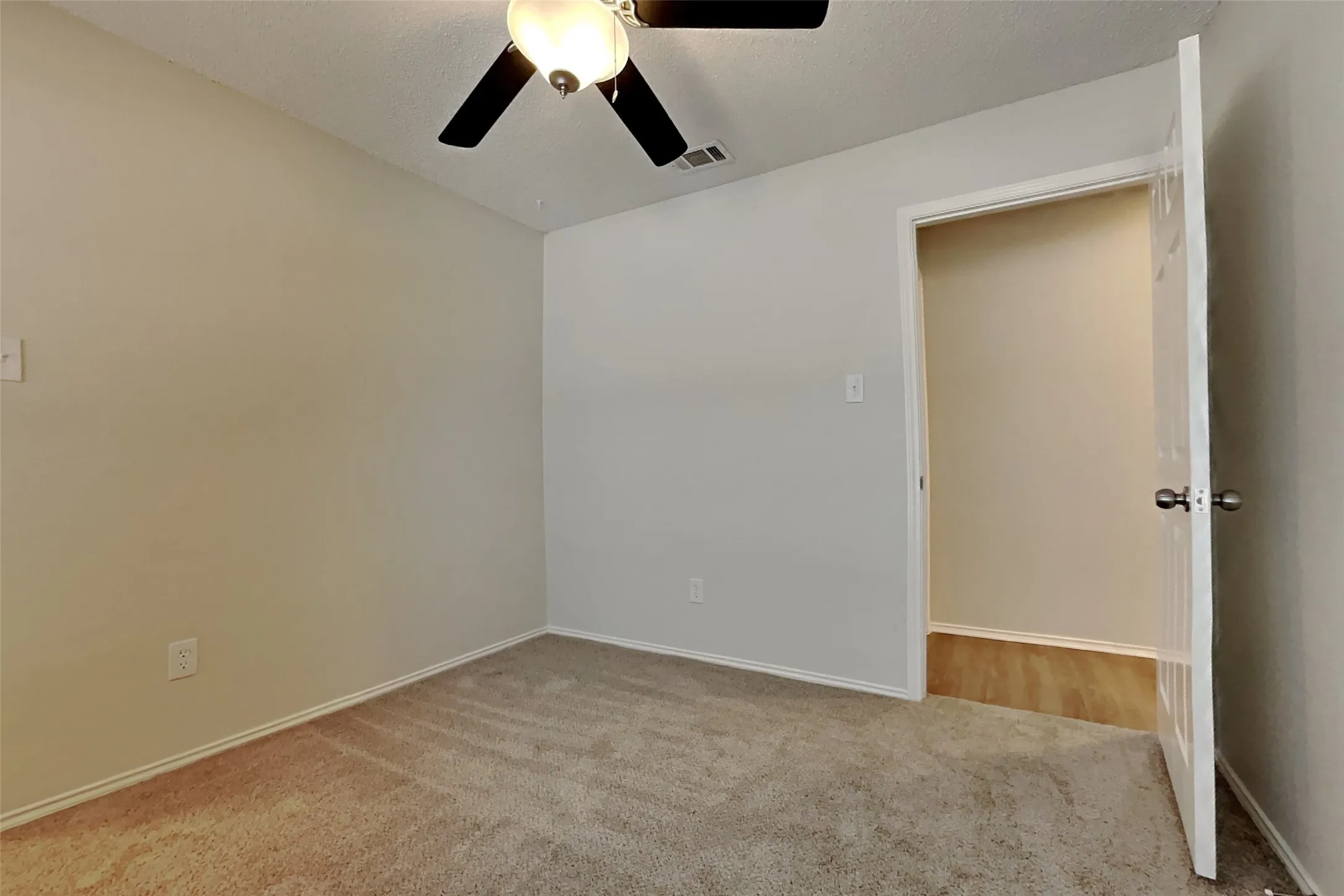 Single Family Residence For Rent in Tarrant County , 2822 White Oak Drive, Grand Prairie, Texas 75052, 3 Bedroom, 2 Bathroom, 2 Garage spaces, 1,545 Sqft, built in 1987, mls#21376998, Real Estate Agent in Grand Prairie, Homes For Rent in Tarrant county, Homes For Rent in Grand Prairie, Realtor in Grand Prairie Texas, Real Estate Brokerage Independent Realty Texas, Luminita Cordes Realtor