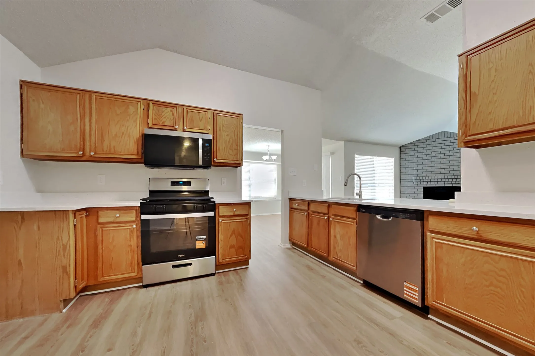 Single Family Residence For Rent in Tarrant County , 2822 White Oak Drive, Grand Prairie, Texas 75052, 3 Bedroom, 2 Bathroom, 2 Garage spaces, 1,545 Sqft, built in 1987, mls#21376998, Real Estate Agent in Grand Prairie, Homes For Rent in Tarrant county, Homes For Rent in Grand Prairie, Realtor in Grand Prairie Texas, Real Estate Brokerage Independent Realty Texas, Luminita Cordes Realtor