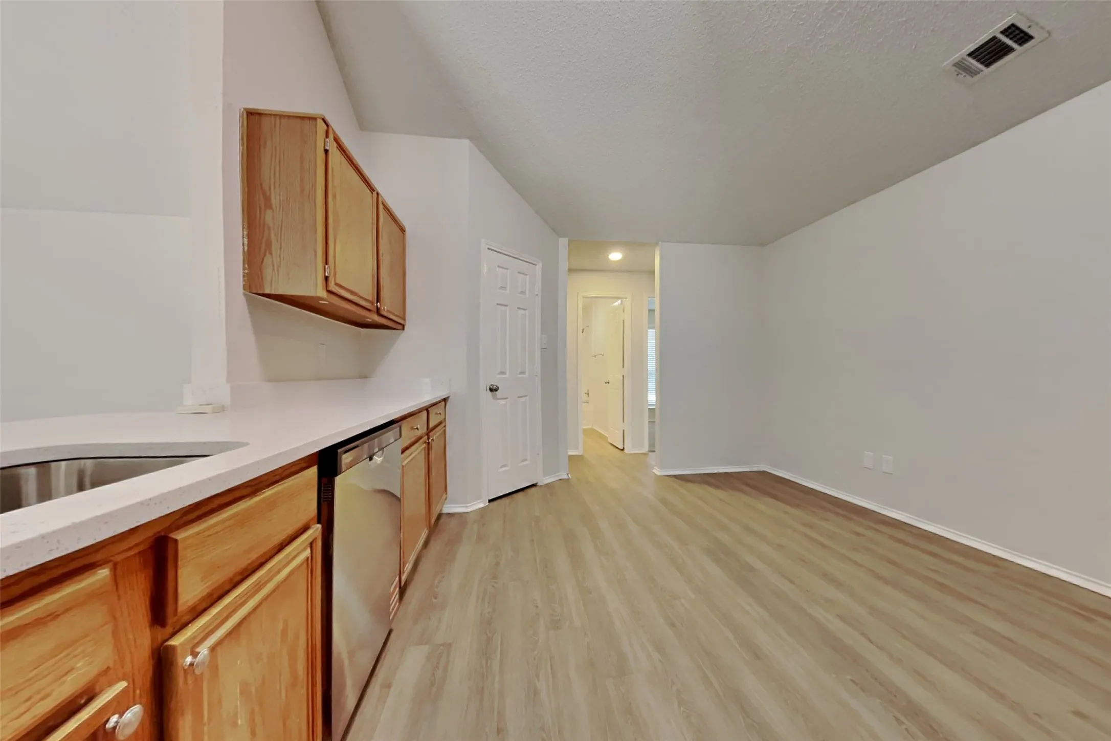 Single Family Residence For Rent in Tarrant County , 2822 White Oak Drive, Grand Prairie, Texas 75052, 3 Bedroom, 2 Bathroom, 2 Garage spaces, 1,545 Sqft, built in 1987, mls#21376998, Real Estate Agent in Grand Prairie, Homes For Rent in Tarrant county, Homes For Rent in Grand Prairie, Realtor in Grand Prairie Texas, Real Estate Brokerage Independent Realty Texas, Luminita Cordes Realtor