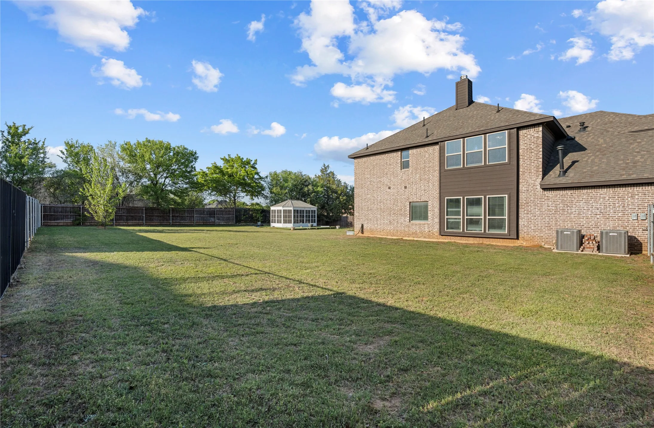 Single Family Residence For Sale in Tarrant County , 911 Royal Court, Mansfield, Texas 76063, 4 Bedroom, 4 Bathroom, 2 Garage spaces, 3,192 Sqft, built in 2020, mls#21377017, Real Estate Agent in Mansfield, Homes For Sale in Tarrant county, Homes For Sale in Mansfield, Realtor in Mansfield Texas, Real Estate Brokerage Independent Realty Texas, Luminita Cordes Realtor