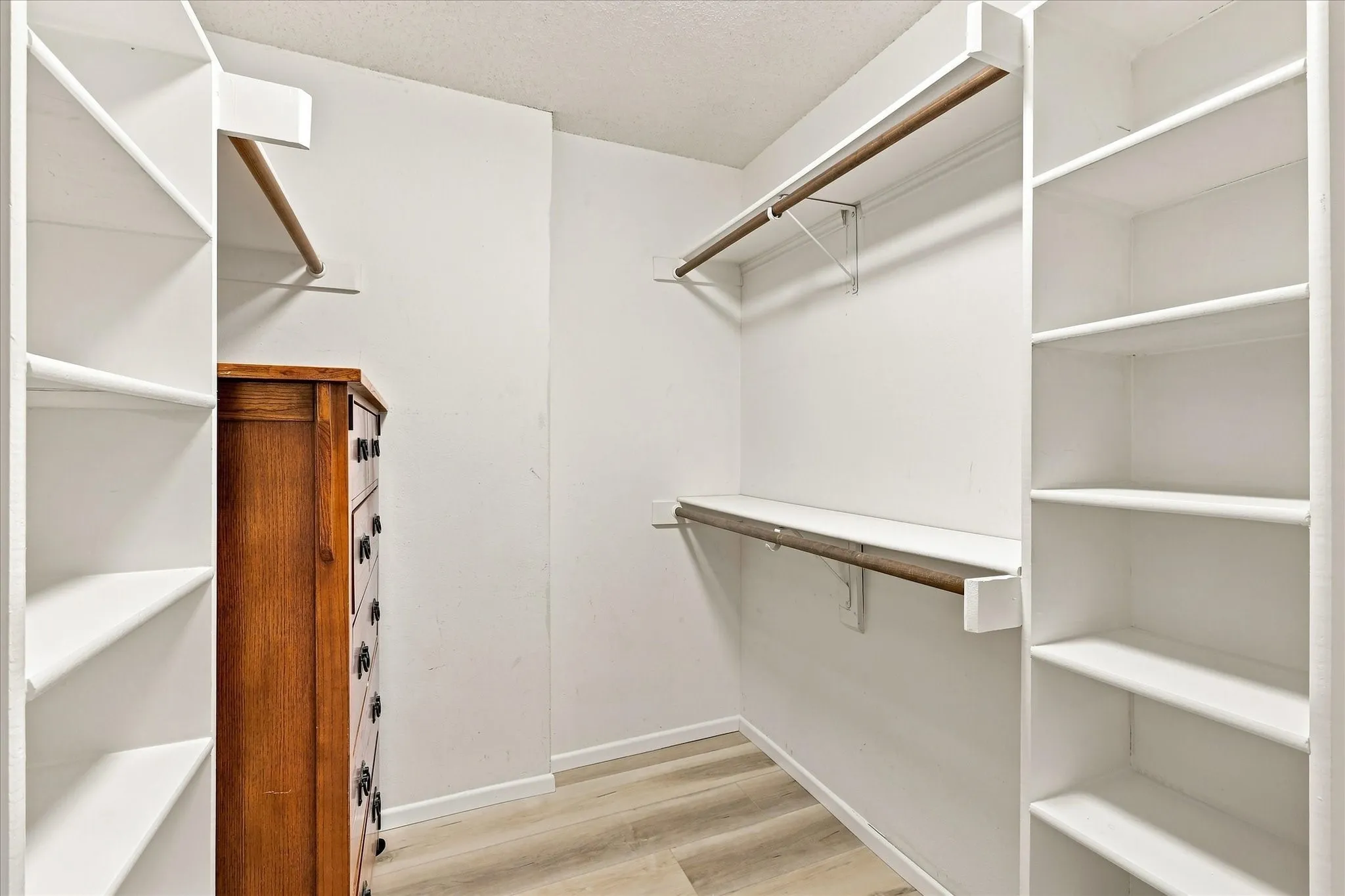 Single Family Residence For Sale in Tarrant County , 4300 Downsview Court, Arlington, Texas 76016, 3 Bedroom, 2 Bathroom, 2 Garage spaces, 1,762 Sqft, built in 1988, mls#21368779, Real Estate Agent in Arlington, Homes For Sale in Tarrant county, Homes For Sale in Arlington, Realtor in Arlington Texas, Real Estate Brokerage Independent Realty Texas, Luminita Cordes Realtor
