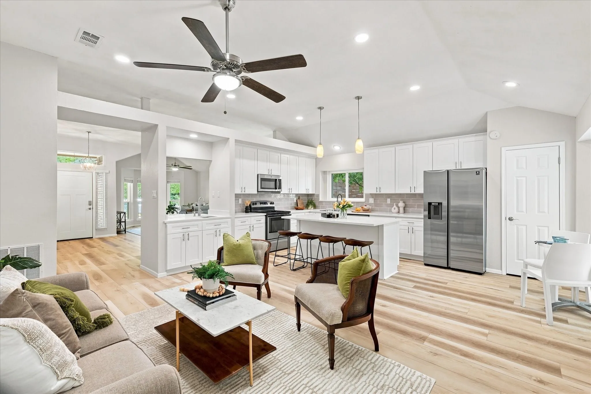 Single Family Residence For Sale in Tarrant County , 4300 Downsview Court, Arlington, Texas 76016, 3 Bedroom, 2 Bathroom, 2 Garage spaces, 1,762 Sqft, built in 1988, mls#21368779, Real Estate Agent in Arlington, Homes For Sale in Tarrant county, Homes For Sale in Arlington, Realtor in Arlington Texas, Real Estate Brokerage Independent Realty Texas, Luminita Cordes Realtor