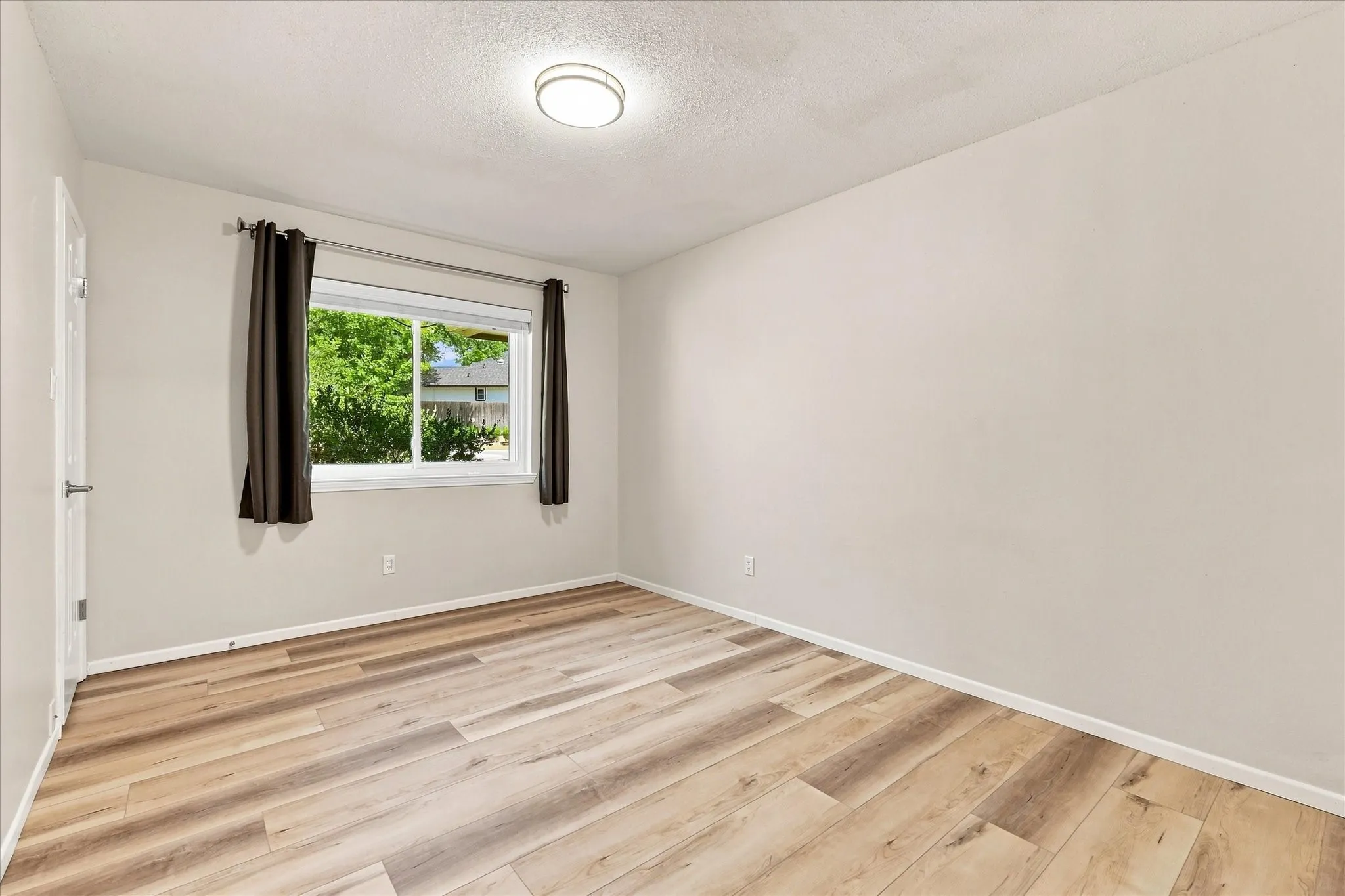 Single Family Residence For Sale in Tarrant County , 4300 Downsview Court, Arlington, Texas 76016, 3 Bedroom, 2 Bathroom, 2 Garage spaces, 1,762 Sqft, built in 1988, mls#21368779, Real Estate Agent in Arlington, Homes For Sale in Tarrant county, Homes For Sale in Arlington, Realtor in Arlington Texas, Real Estate Brokerage Independent Realty Texas, Luminita Cordes Realtor