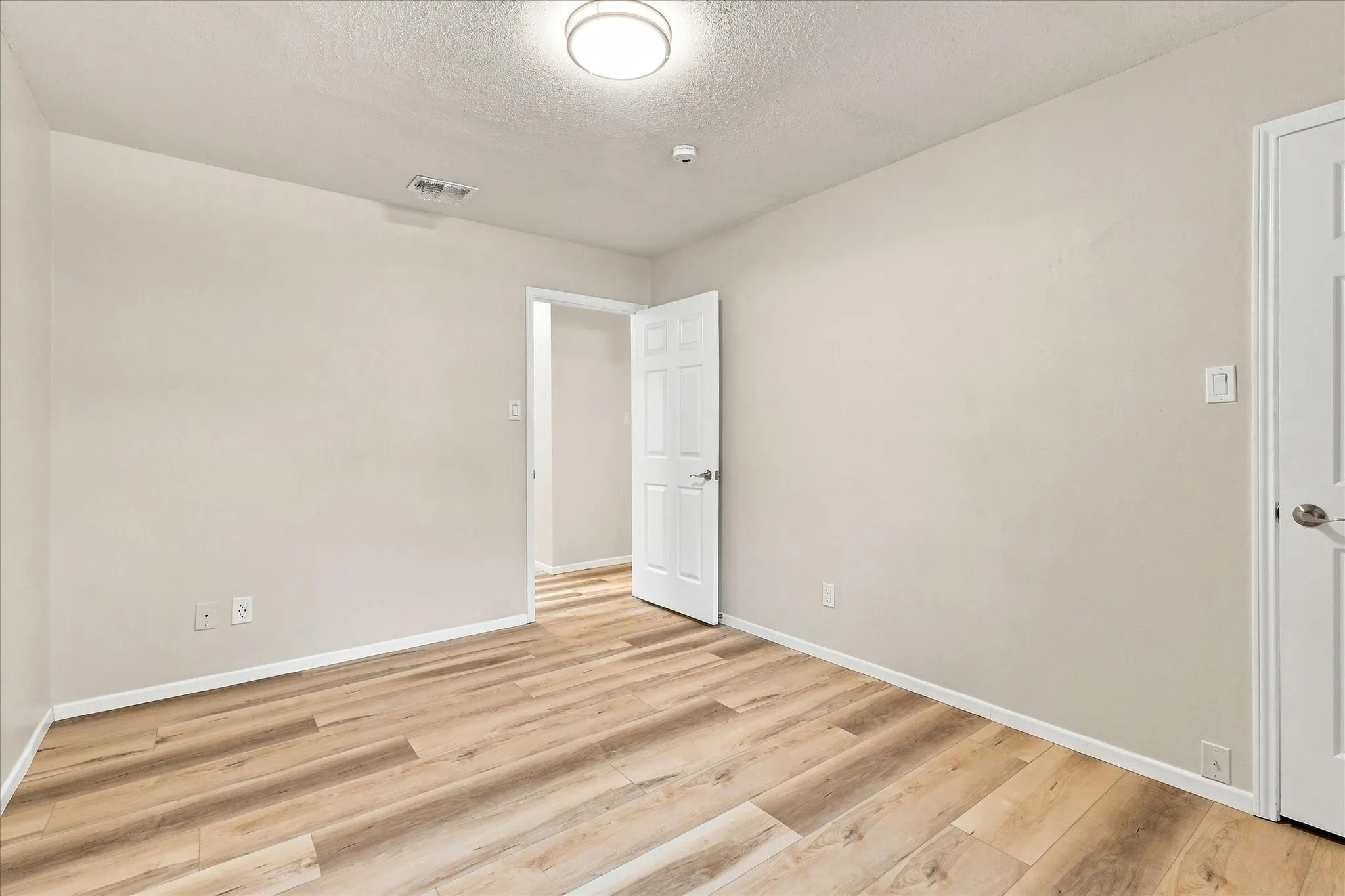 Single Family Residence For Sale in Tarrant County , 4300 Downsview Court, Arlington, Texas 76016, 3 Bedroom, 2 Bathroom, 2 Garage spaces, 1,762 Sqft, built in 1988, mls#21368779, Real Estate Agent in Arlington, Homes For Sale in Tarrant county, Homes For Sale in Arlington, Realtor in Arlington Texas, Real Estate Brokerage Independent Realty Texas, Luminita Cordes Realtor