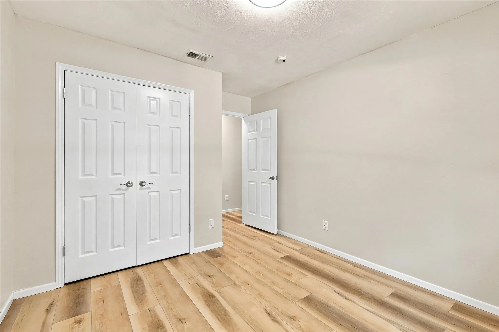 Single Family Residence For Sale in Tarrant County , 4300 Downsview Court, Arlington, Texas 76016, 3 Bedroom, 2 Bathroom, 2 Garage spaces, 1,762 Sqft, built in 1988, mls#21368779, Real Estate Agent in Arlington, Homes For Sale in Tarrant county, Homes For Sale in Arlington, Realtor in Arlington Texas, Real Estate Brokerage Independent Realty Texas, Luminita Cordes Realtor