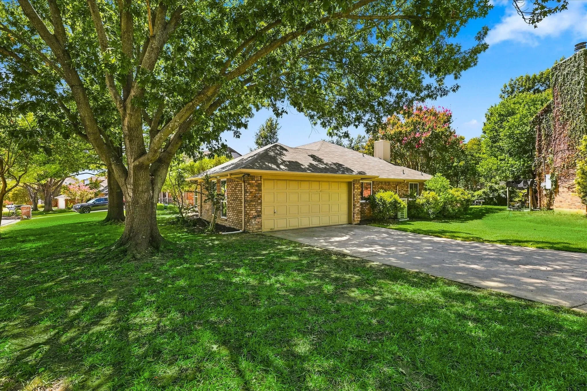 Single Family Residence For Sale in Tarrant County , 4300 Downsview Court, Arlington, Texas 76016, 3 Bedroom, 2 Bathroom, 2 Garage spaces, 1,762 Sqft, built in 1988, mls#21368779, Real Estate Agent in Arlington, Homes For Sale in Tarrant county, Homes For Sale in Arlington, Realtor in Arlington Texas, Real Estate Brokerage Independent Realty Texas, Luminita Cordes Realtor