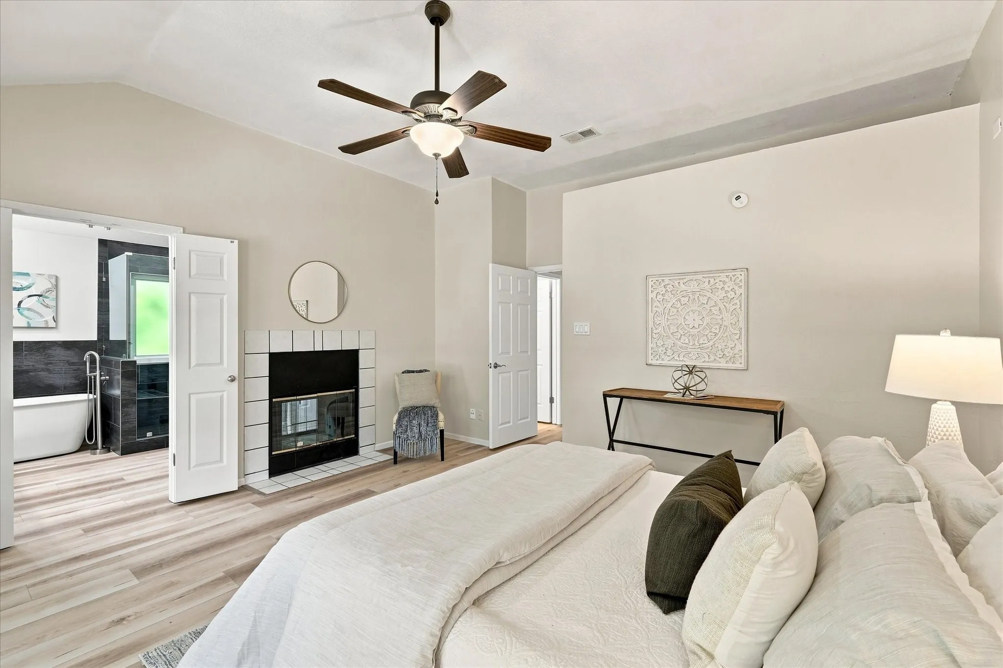 Single Family Residence For Sale in Tarrant County , 4300 Downsview Court, Arlington, Texas 76016, 3 Bedroom, 2 Bathroom, 2 Garage spaces, 1,762 Sqft, built in 1988, mls#21368779, Real Estate Agent in Arlington, Homes For Sale in Tarrant county, Homes For Sale in Arlington, Realtor in Arlington Texas, Real Estate Brokerage Independent Realty Texas, Luminita Cordes Realtor