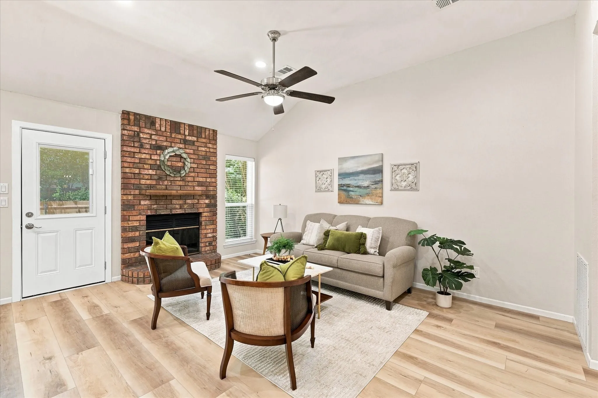 Single Family Residence For Sale in Tarrant County , 4300 Downsview Court, Arlington, Texas 76016, 3 Bedroom, 2 Bathroom, 2 Garage spaces, 1,762 Sqft, built in 1988, mls#21368779, Real Estate Agent in Arlington, Homes For Sale in Tarrant county, Homes For Sale in Arlington, Realtor in Arlington Texas, Real Estate Brokerage Independent Realty Texas, Luminita Cordes Realtor