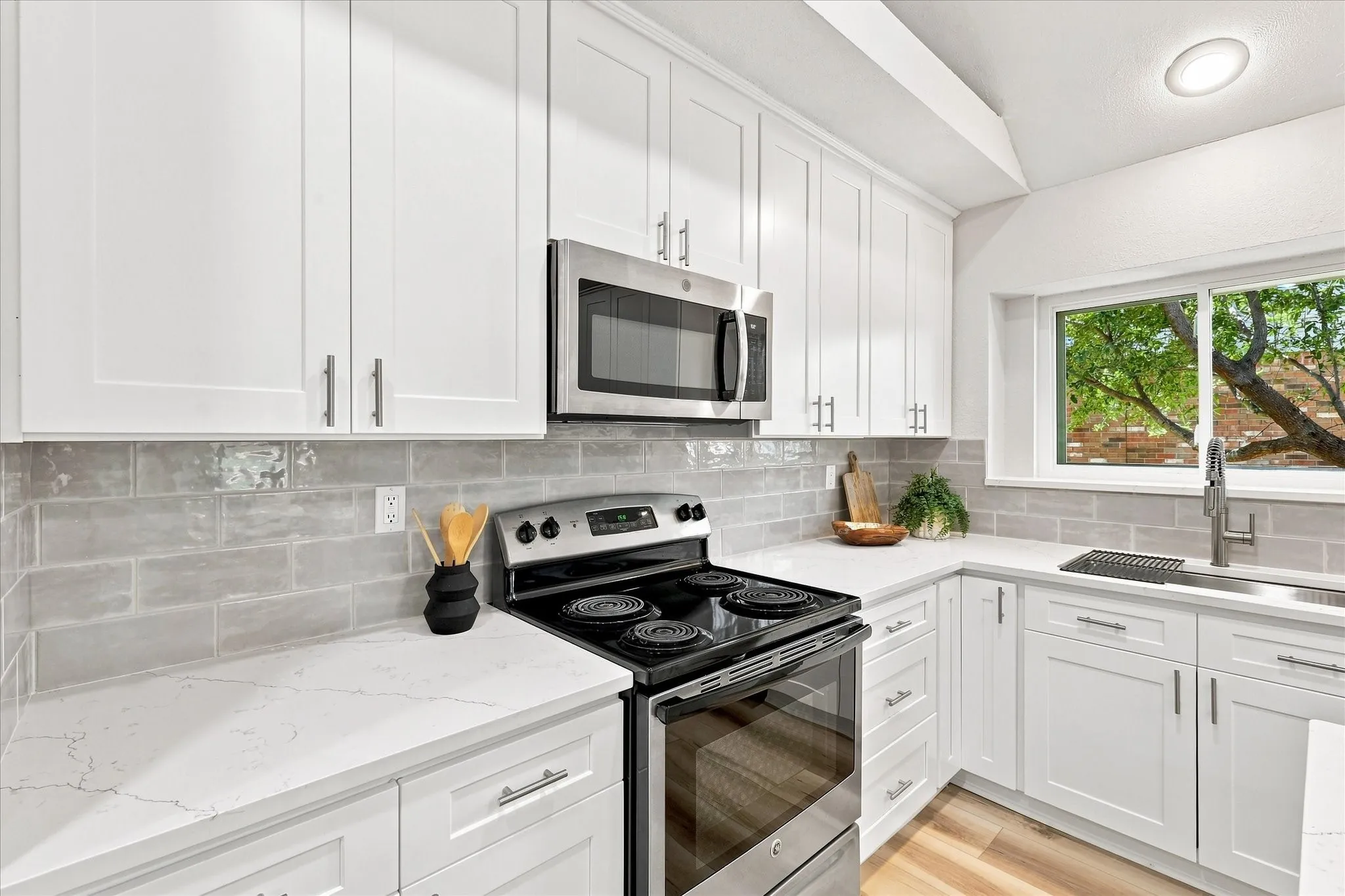 Single Family Residence For Sale in Tarrant County , 4300 Downsview Court, Arlington, Texas 76016, 3 Bedroom, 2 Bathroom, 2 Garage spaces, 1,762 Sqft, built in 1988, mls#21368779, Real Estate Agent in Arlington, Homes For Sale in Tarrant county, Homes For Sale in Arlington, Realtor in Arlington Texas, Real Estate Brokerage Independent Realty Texas, Luminita Cordes Realtor