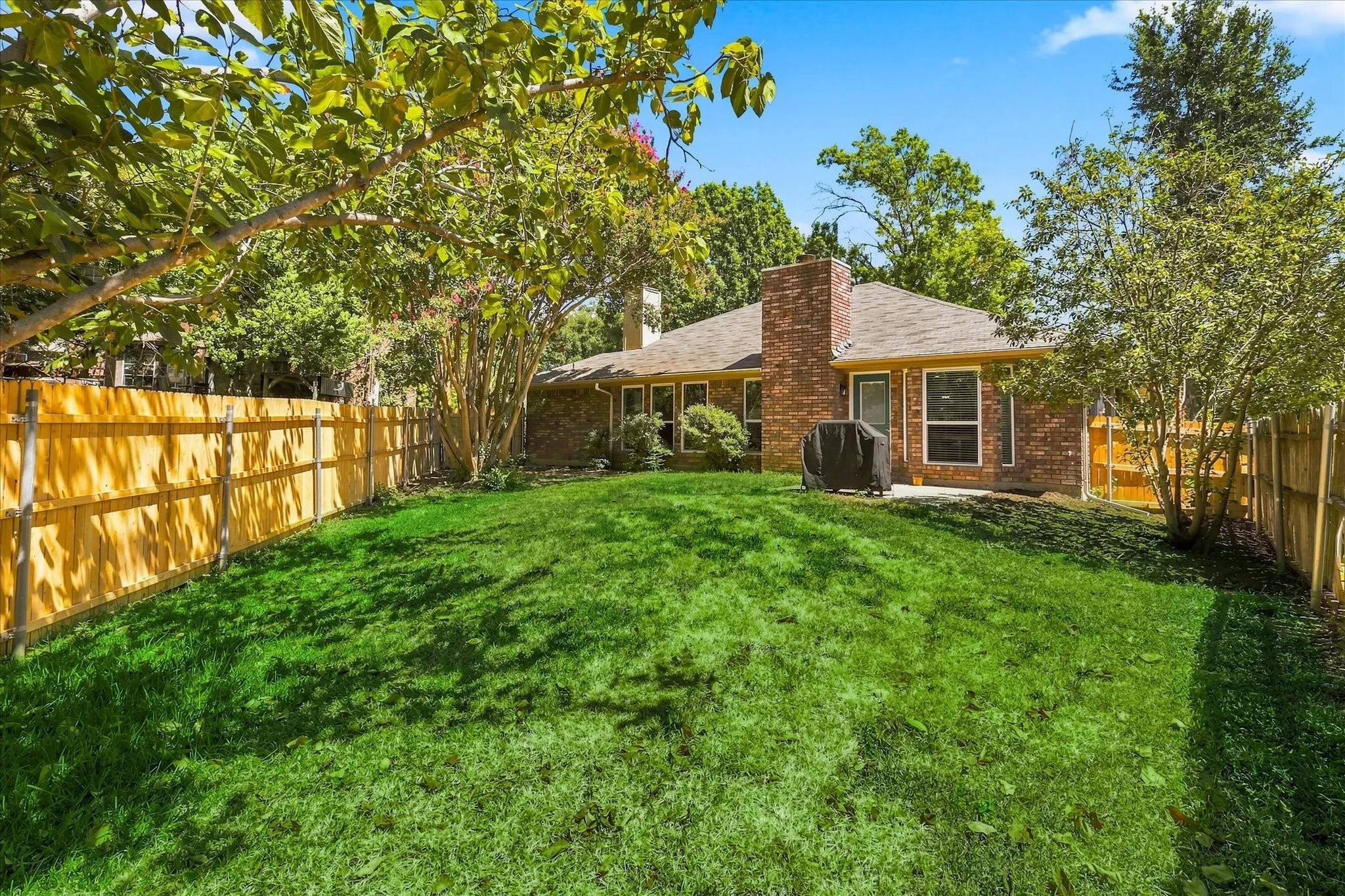 Single Family Residence For Sale in Tarrant County , 4300 Downsview Court, Arlington, Texas 76016, 3 Bedroom, 2 Bathroom, 2 Garage spaces, 1,762 Sqft, built in 1988, mls#21368779, Real Estate Agent in Arlington, Homes For Sale in Tarrant county, Homes For Sale in Arlington, Realtor in Arlington Texas, Real Estate Brokerage Independent Realty Texas, Luminita Cordes Realtor