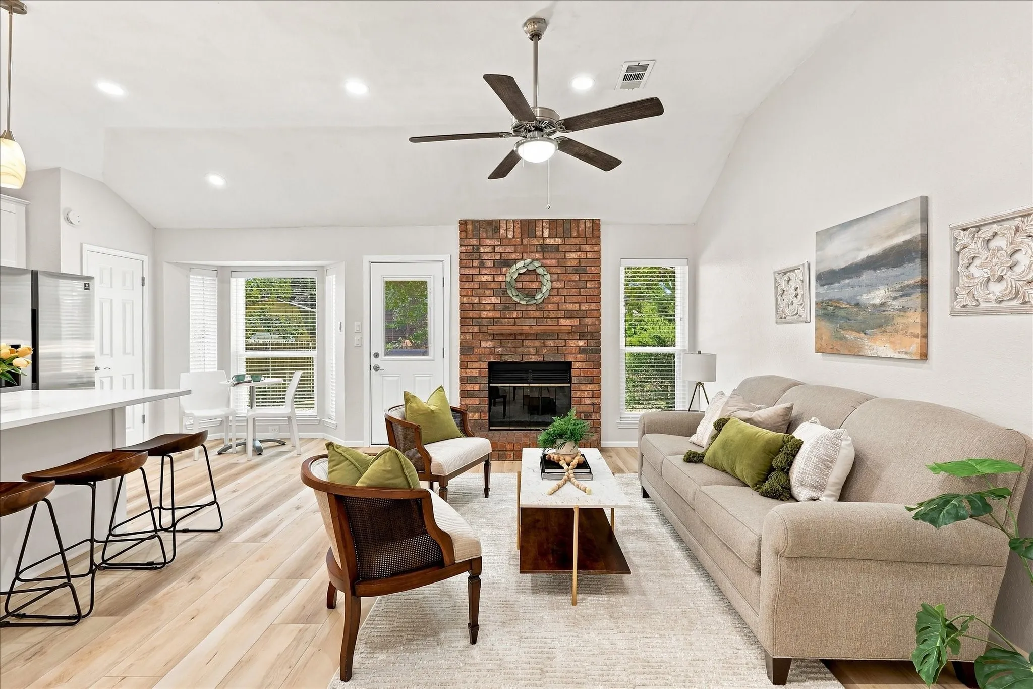 Single Family Residence For Sale in Tarrant County , 4300 Downsview Court, Arlington, Texas 76016, 3 Bedroom, 2 Bathroom, 2 Garage spaces, 1,762 Sqft, built in 1988, mls#21368779, Real Estate Agent in Arlington, Homes For Sale in Tarrant county, Homes For Sale in Arlington, Realtor in Arlington Texas, Real Estate Brokerage Independent Realty Texas, Luminita Cordes Realtor