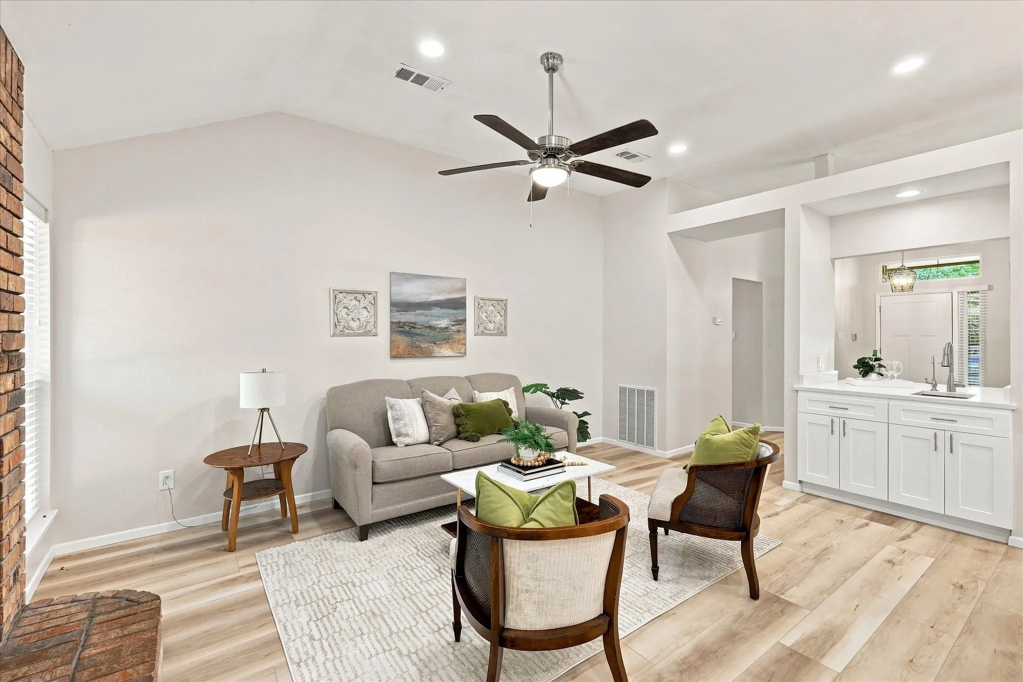 Single Family Residence For Sale in Tarrant County , 4300 Downsview Court, Arlington, Texas 76016, 3 Bedroom, 2 Bathroom, 2 Garage spaces, 1,762 Sqft, built in 1988, mls#21368779, Real Estate Agent in Arlington, Homes For Sale in Tarrant county, Homes For Sale in Arlington, Realtor in Arlington Texas, Real Estate Brokerage Independent Realty Texas, Luminita Cordes Realtor