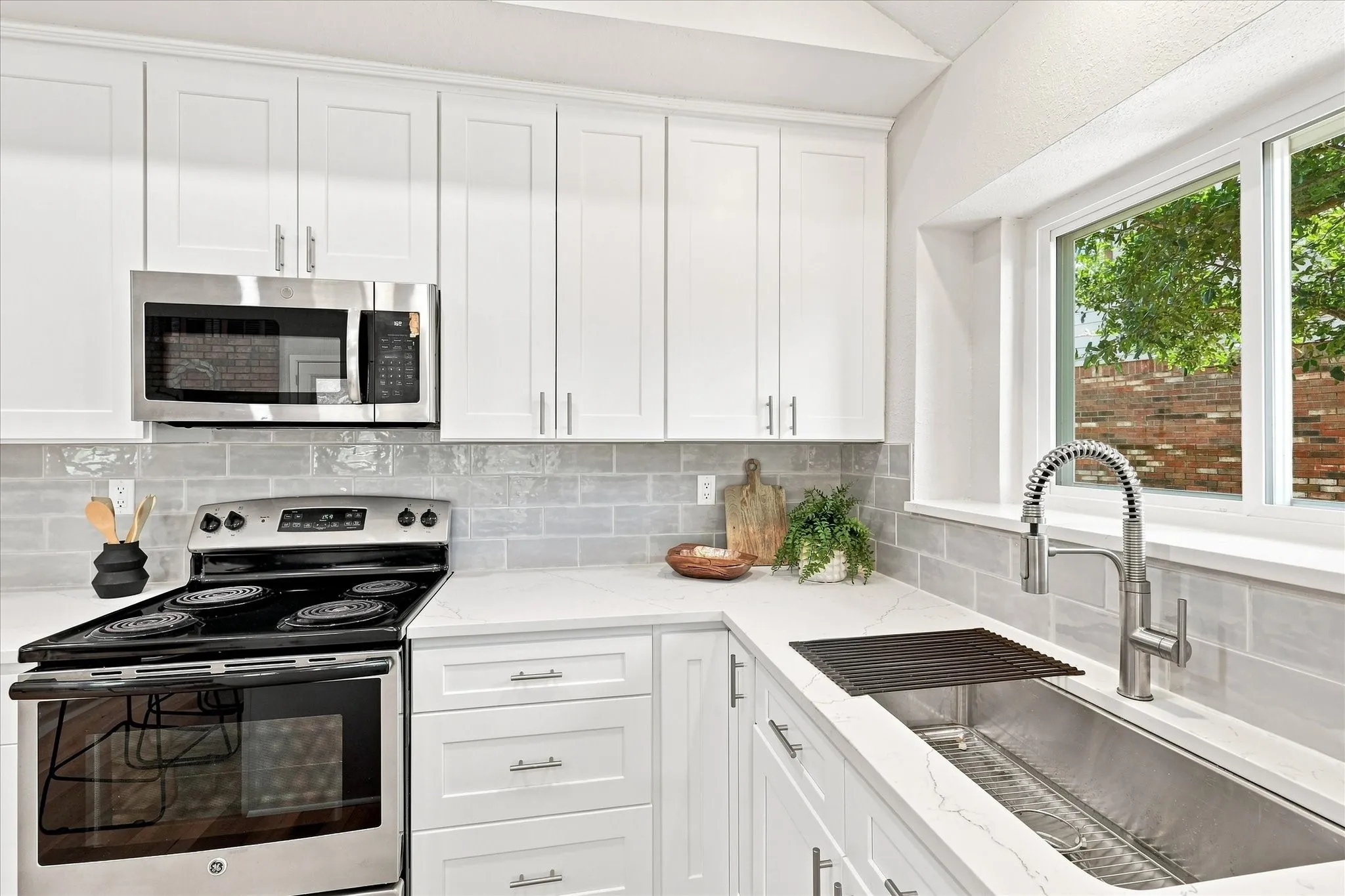 Single Family Residence For Sale in Tarrant County , 4300 Downsview Court, Arlington, Texas 76016, 3 Bedroom, 2 Bathroom, 2 Garage spaces, 1,762 Sqft, built in 1988, mls#21368779, Real Estate Agent in Arlington, Homes For Sale in Tarrant county, Homes For Sale in Arlington, Realtor in Arlington Texas, Real Estate Brokerage Independent Realty Texas, Luminita Cordes Realtor
