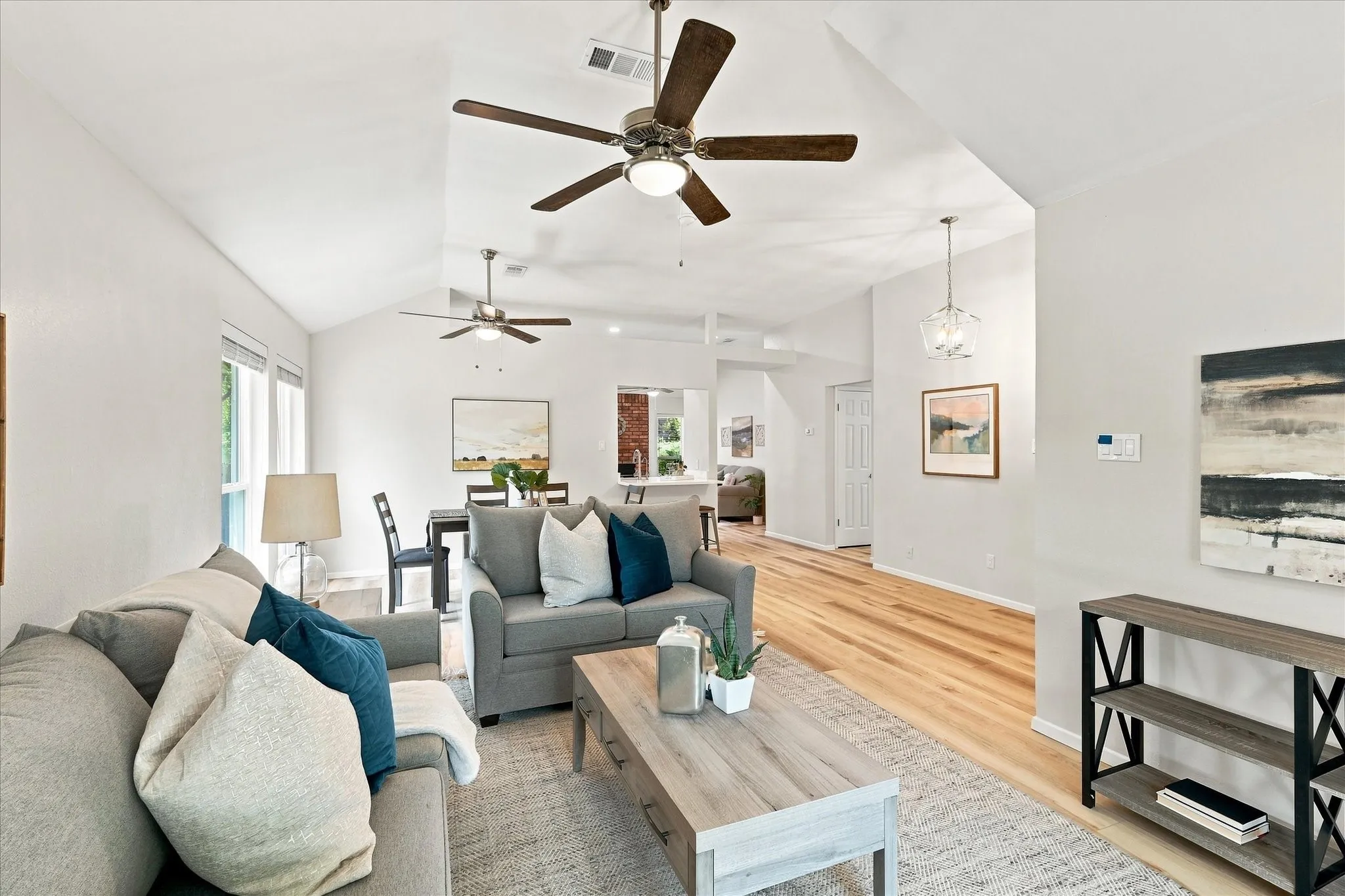 Single Family Residence For Sale in Tarrant County , 4300 Downsview Court, Arlington, Texas 76016, 3 Bedroom, 2 Bathroom, 2 Garage spaces, 1,762 Sqft, built in 1988, mls#21368779, Real Estate Agent in Arlington, Homes For Sale in Tarrant county, Homes For Sale in Arlington, Realtor in Arlington Texas, Real Estate Brokerage Independent Realty Texas, Luminita Cordes Realtor