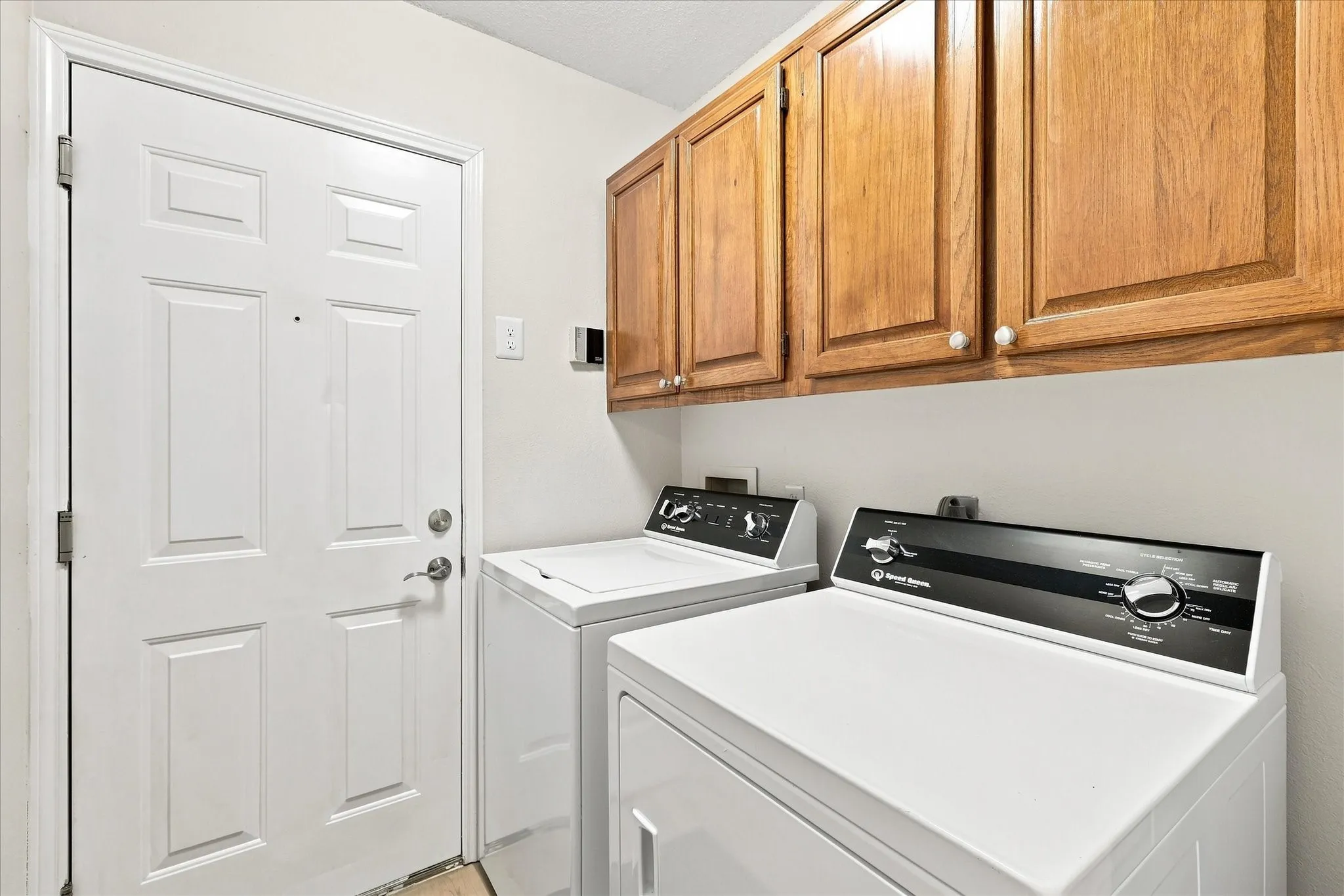 Single Family Residence For Sale in Tarrant County , 4300 Downsview Court, Arlington, Texas 76016, 3 Bedroom, 2 Bathroom, 2 Garage spaces, 1,762 Sqft, built in 1988, mls#21368779, Real Estate Agent in Arlington, Homes For Sale in Tarrant county, Homes For Sale in Arlington, Realtor in Arlington Texas, Real Estate Brokerage Independent Realty Texas, Luminita Cordes Realtor