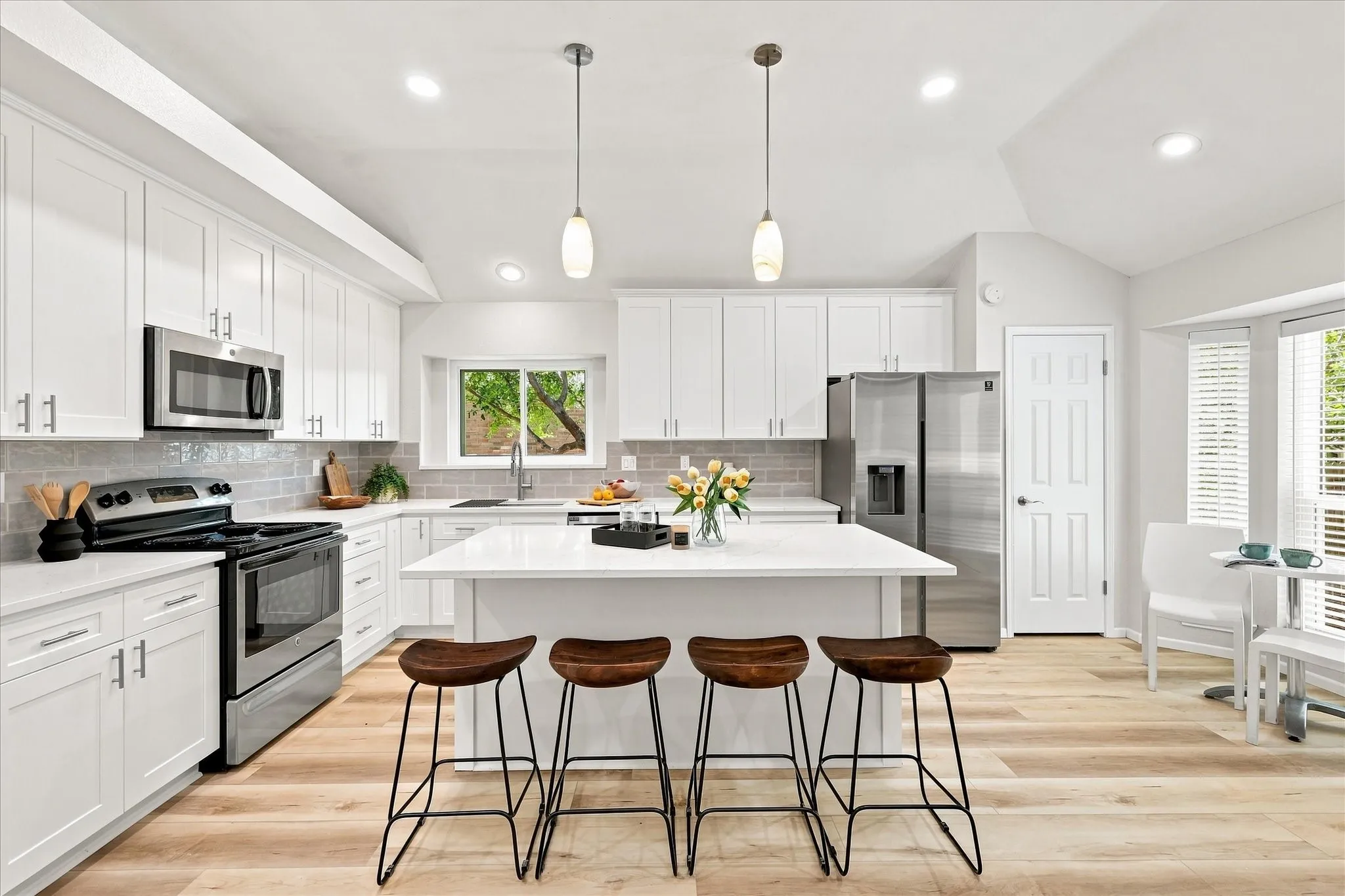 Single Family Residence For Sale in Tarrant County , 4300 Downsview Court, Arlington, Texas 76016, 3 Bedroom, 2 Bathroom, 2 Garage spaces, 1,762 Sqft, built in 1988, mls#21368779, Real Estate Agent in Arlington, Homes For Sale in Tarrant county, Homes For Sale in Arlington, Realtor in Arlington Texas, Real Estate Brokerage Independent Realty Texas, Luminita Cordes Realtor