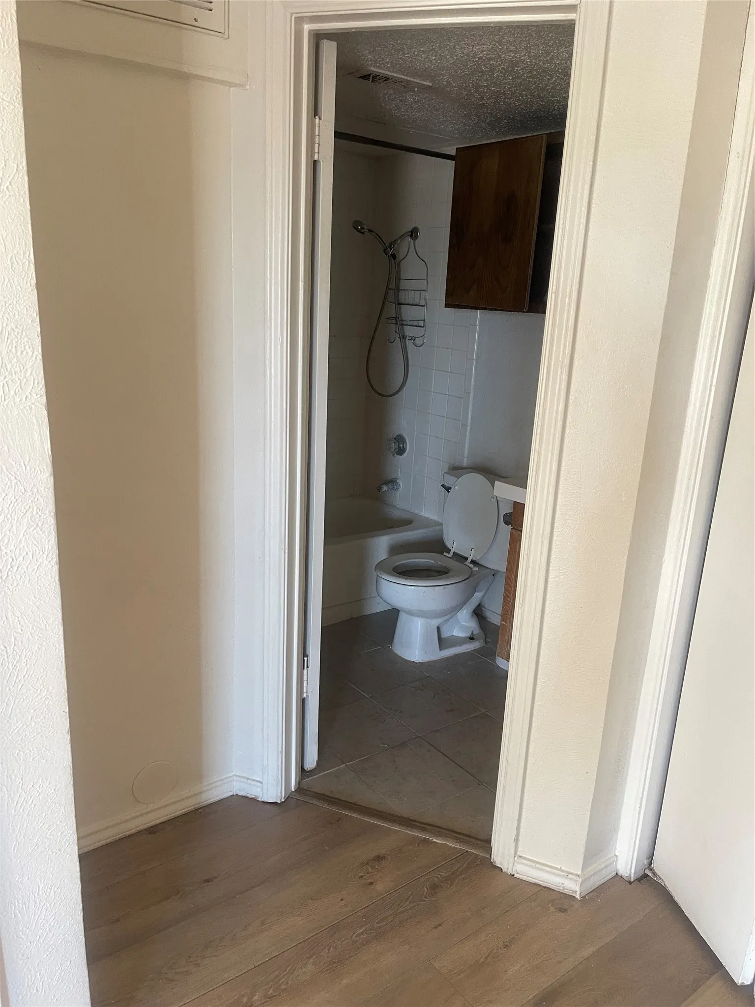 Condominium For Sale in Dallas County , 9520 Royal Lane 306, Dallas, Texas 75243, 1 Bedroom, 1 Bathroom, Garage spaces, 452 Sqft, built in 1983, mls#21371729, Real Estate Agent in Dallas, Homes For Sale in Dallas county, Homes For Sale in Dallas, Realtor in Dallas Texas, Real Estate Brokerage Independent Realty Texas, Luminita Cordes Realtor