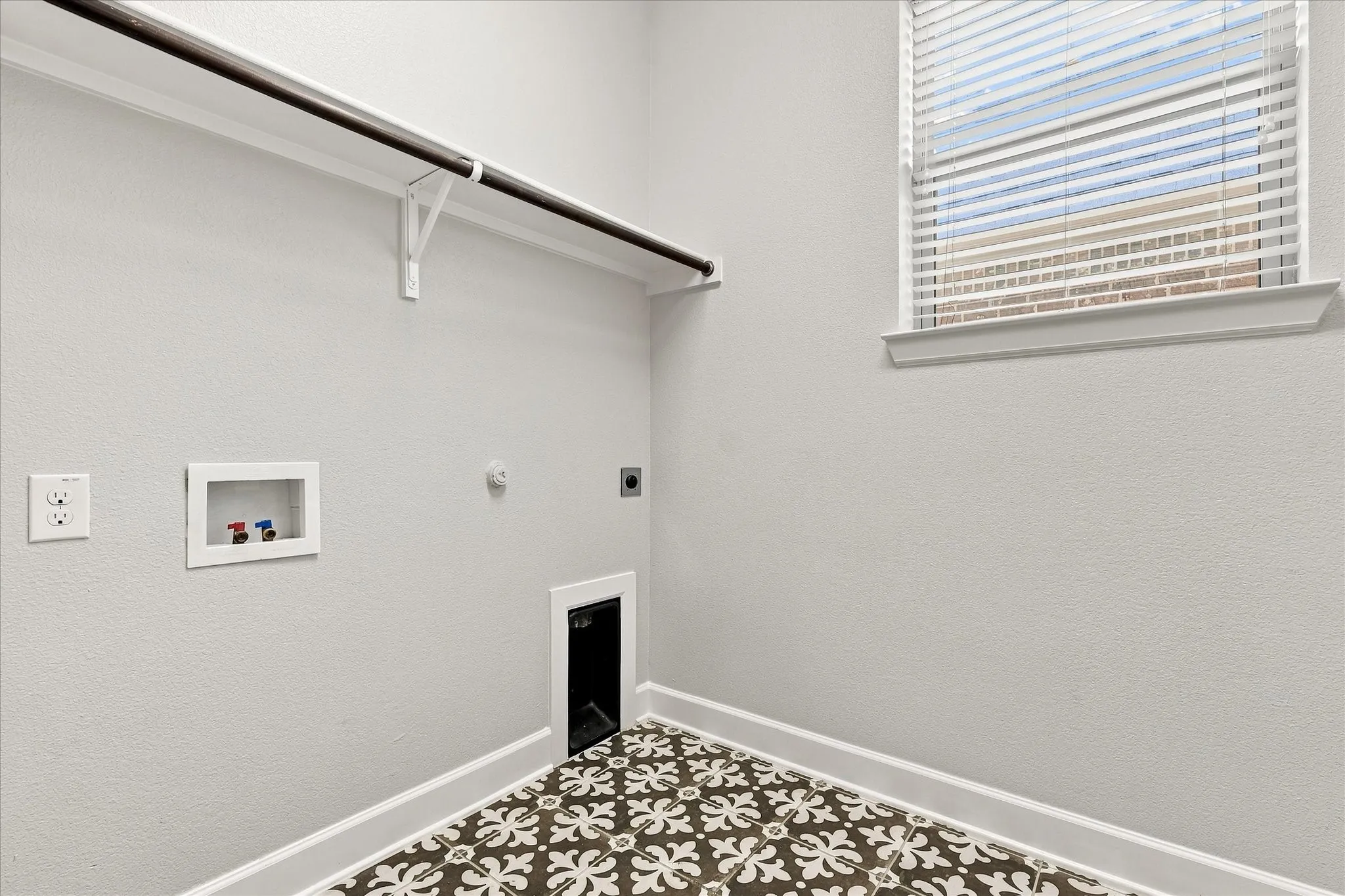 Single Family Residence For Sale in Denton County , 1209 9th Street, Argyle, Texas 76226, 3 Bedroom, 2 Bathroom, 2 Garage spaces, 2,093 Sqft, built in 2017, mls#21377039, Real Estate Agent in Argyle, Homes For Sale in Denton county, Homes For Sale in Argyle, Realtor in Argyle Texas, Real Estate Brokerage Independent Realty Texas, Luminita Cordes Realtor
