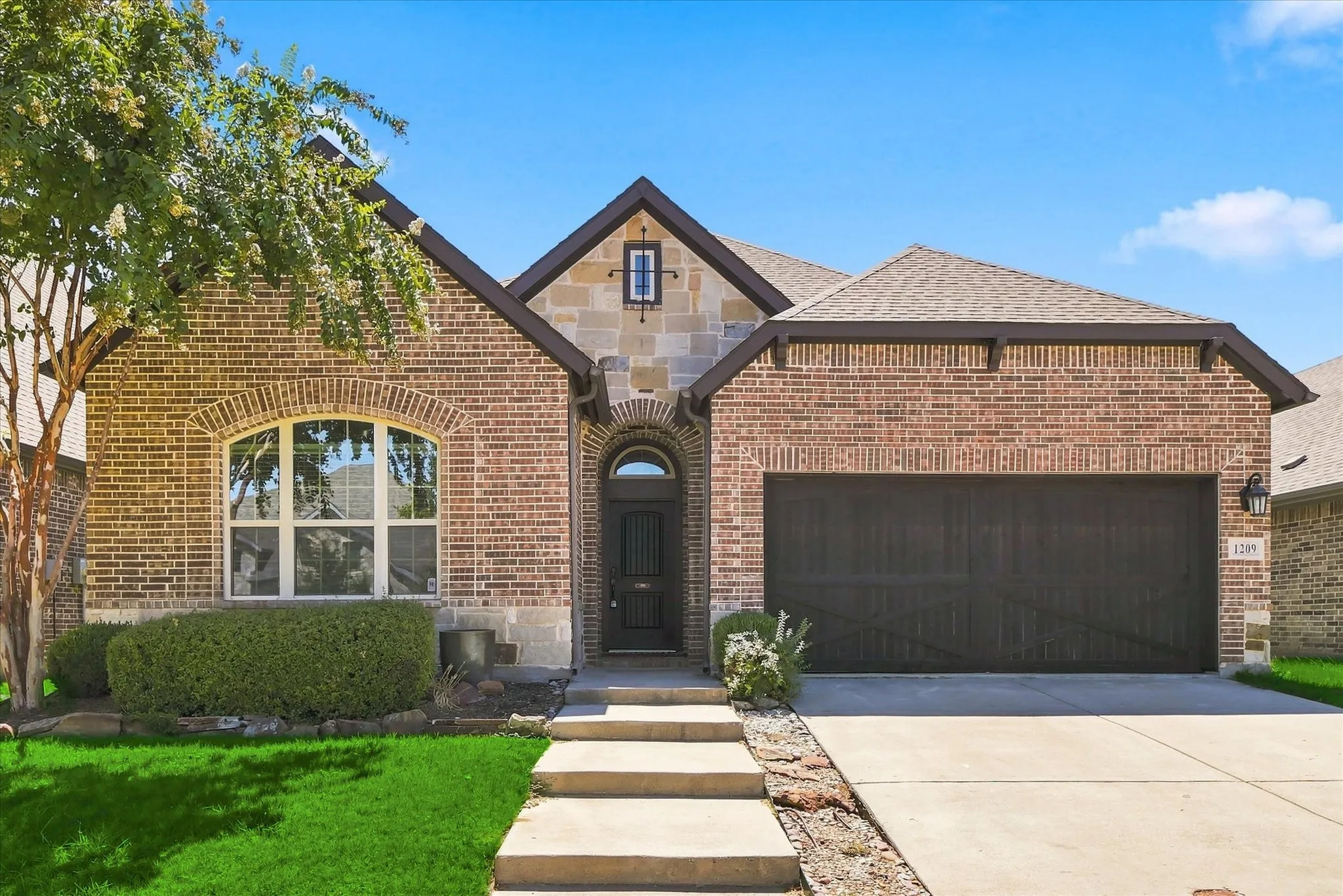 Single Family Residence For Sale in Denton County , 1209 9th Street, Argyle, Texas 76226, 3 Bedroom, 2 Bathroom, 2 Garage spaces, 2,093 Sqft, built in 2017, mls#21377039, Real Estate Agent in Argyle, Homes For Sale in Denton county, Homes For Sale in Argyle, Realtor in Argyle Texas, Real Estate Brokerage Independent Realty Texas, Luminita Cordes Realtor