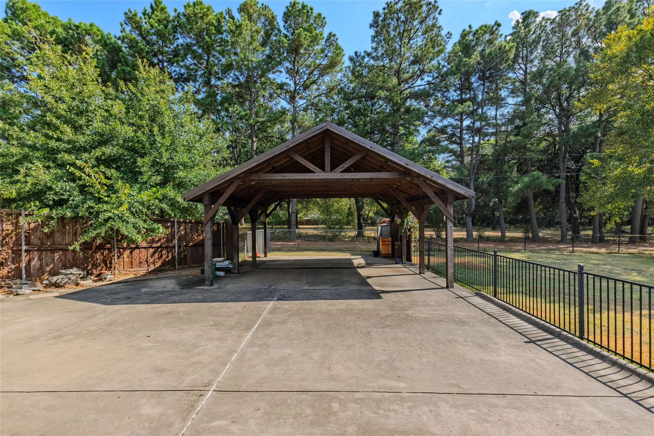 Single Family Residence For Sale in Hunt County , 2007 Creekview Drive, Commerce, Texas 75428, 3 Bedroom, 3 Bathroom, 2 Garage spaces, 3,341 Sqft, built in 2005, mls#21377043, Real Estate Agent in Commerce, Homes For Sale in Hunt county, Homes For Sale in Commerce, Realtor in Commerce Texas, Real Estate Brokerage Independent Realty Texas, Luminita Cordes Realtor