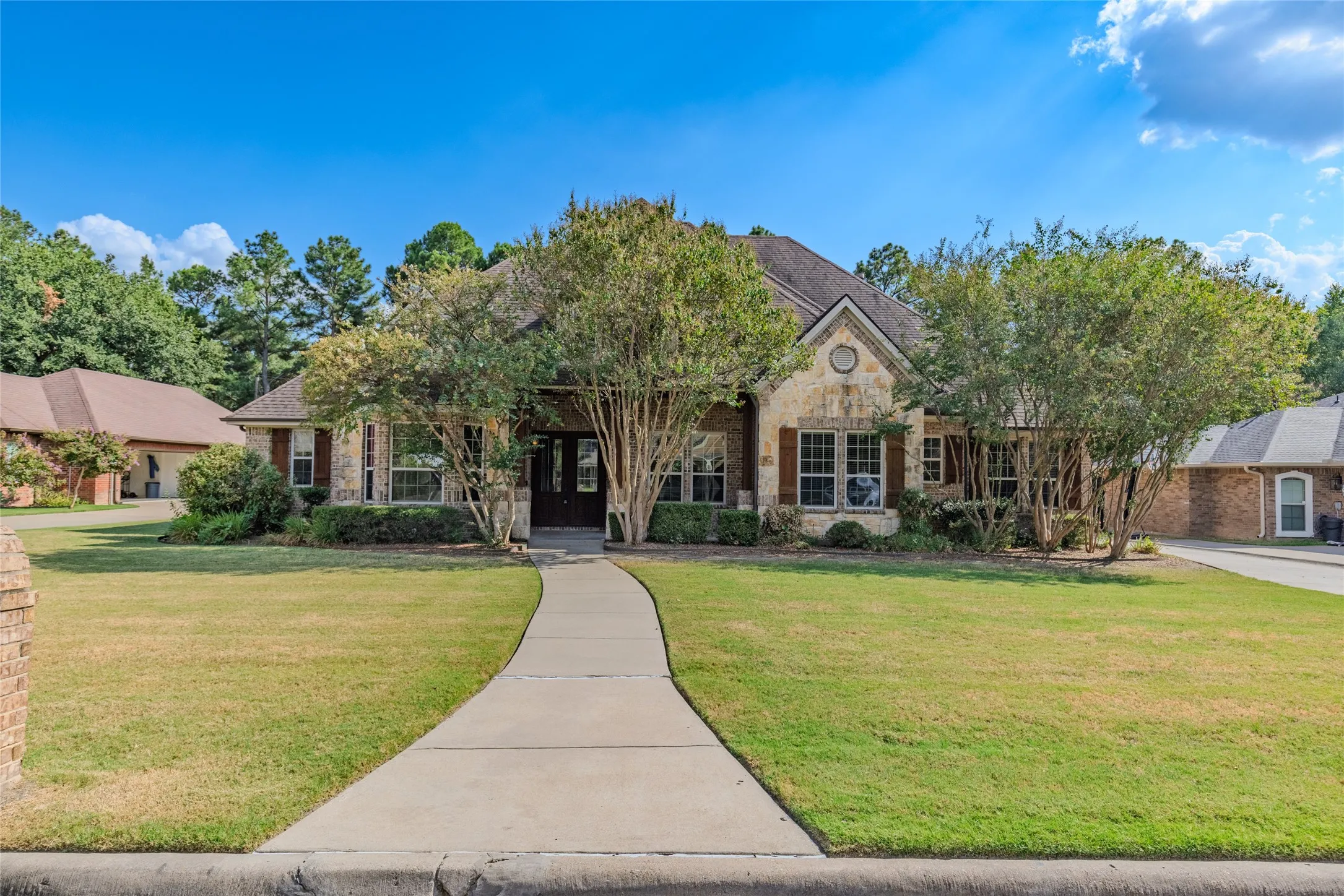 Single Family Residence For Sale in Hunt County , 2007 Creekview Drive, Commerce, Texas 75428, 3 Bedroom, 3 Bathroom, 2 Garage spaces, 3,341 Sqft, built in 2005, mls#21377043, Real Estate Agent in Commerce, Homes For Sale in Hunt county, Homes For Sale in Commerce, Realtor in Commerce Texas, Real Estate Brokerage Independent Realty Texas, Luminita Cordes Realtor